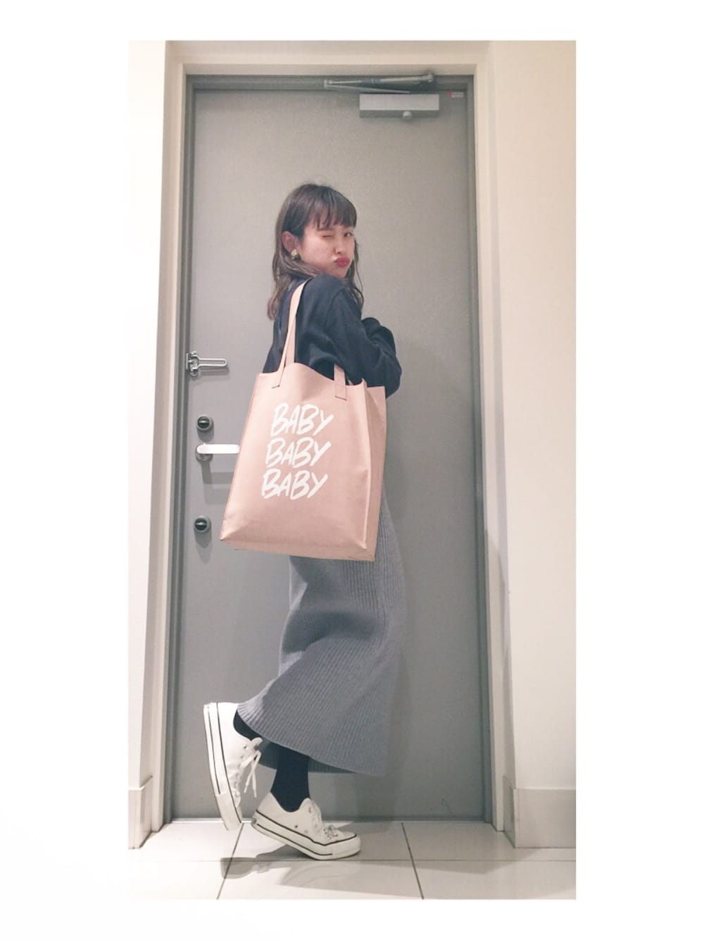 「CATCOPY、BABY BABY BABY、トート、男女兼用、お揃い、コンバース、ローカット、HYKE、タイトスカート、リブ　」｜「Championの【CHAMPION】ハイネックスウェット（スウェット、ブラック系）」を使った、高橋愛さん（レディース・154cm）の冬コーディネートの1枚目の写真