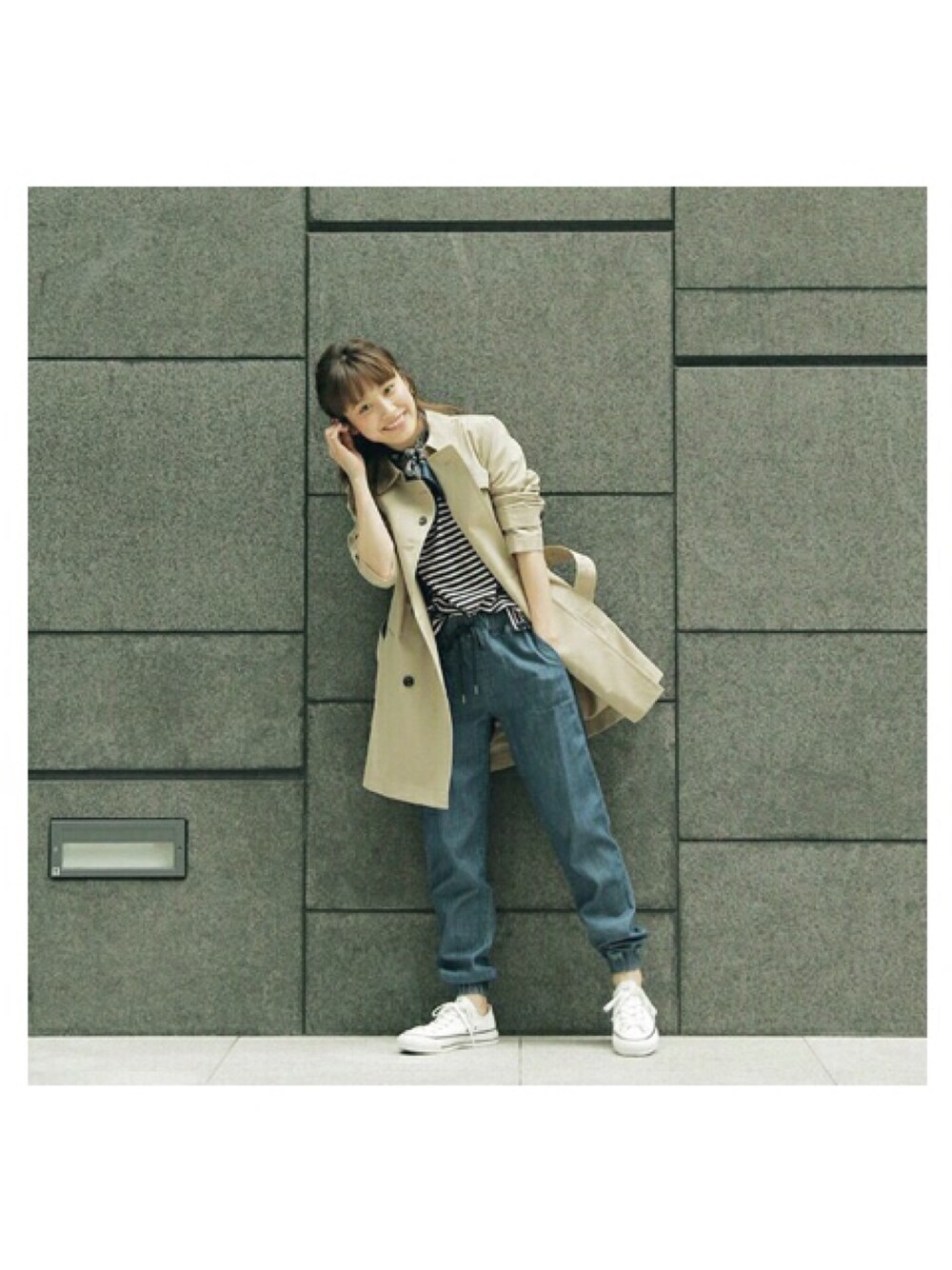 「UNIQLO、シンプルコーデ、パンツスタイル、ジョガーパンツ、ボーダートップス、denim、ローカットスニーカー、春コーデ、春トレンチ」｜「UNIQLOのアイテム（トレンチコート、ベージュ系）」を使った、高橋愛さん（レディース・154cm）の春コーディネートの1枚目の写真