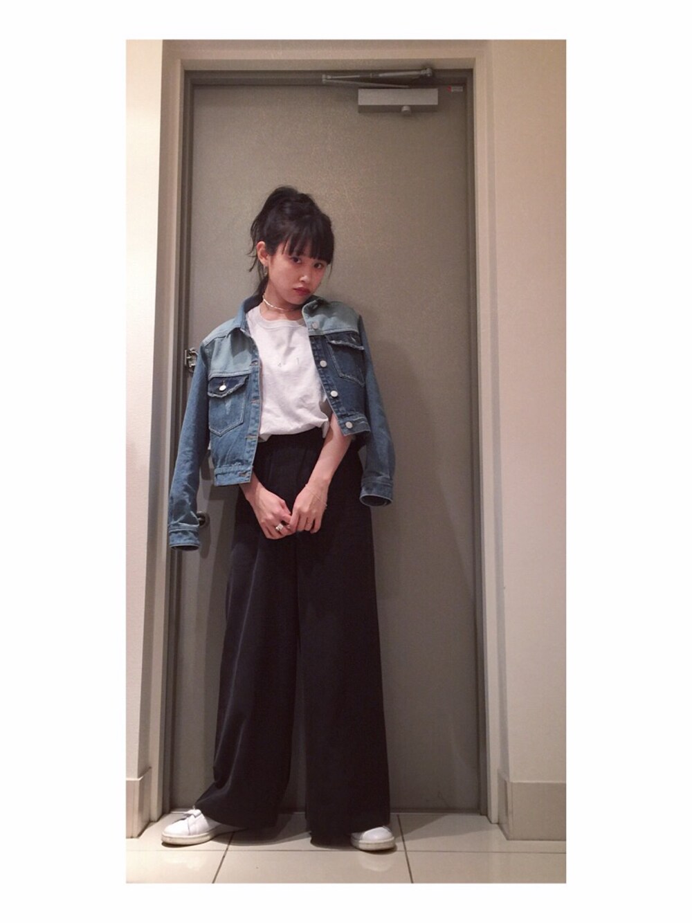 「シンプルコーデ、スニーカーコーデ、ootd、黒、春コーデ、デニムジャケット、jouetie、AMIAYA、高橋愛」｜「jouetieの高橋愛コラボロゴBIGT（Tシャツ/カットソー、グレー系）」を使った、高橋愛さん（レディース・154cm）の春コーディネートの1枚目の写真