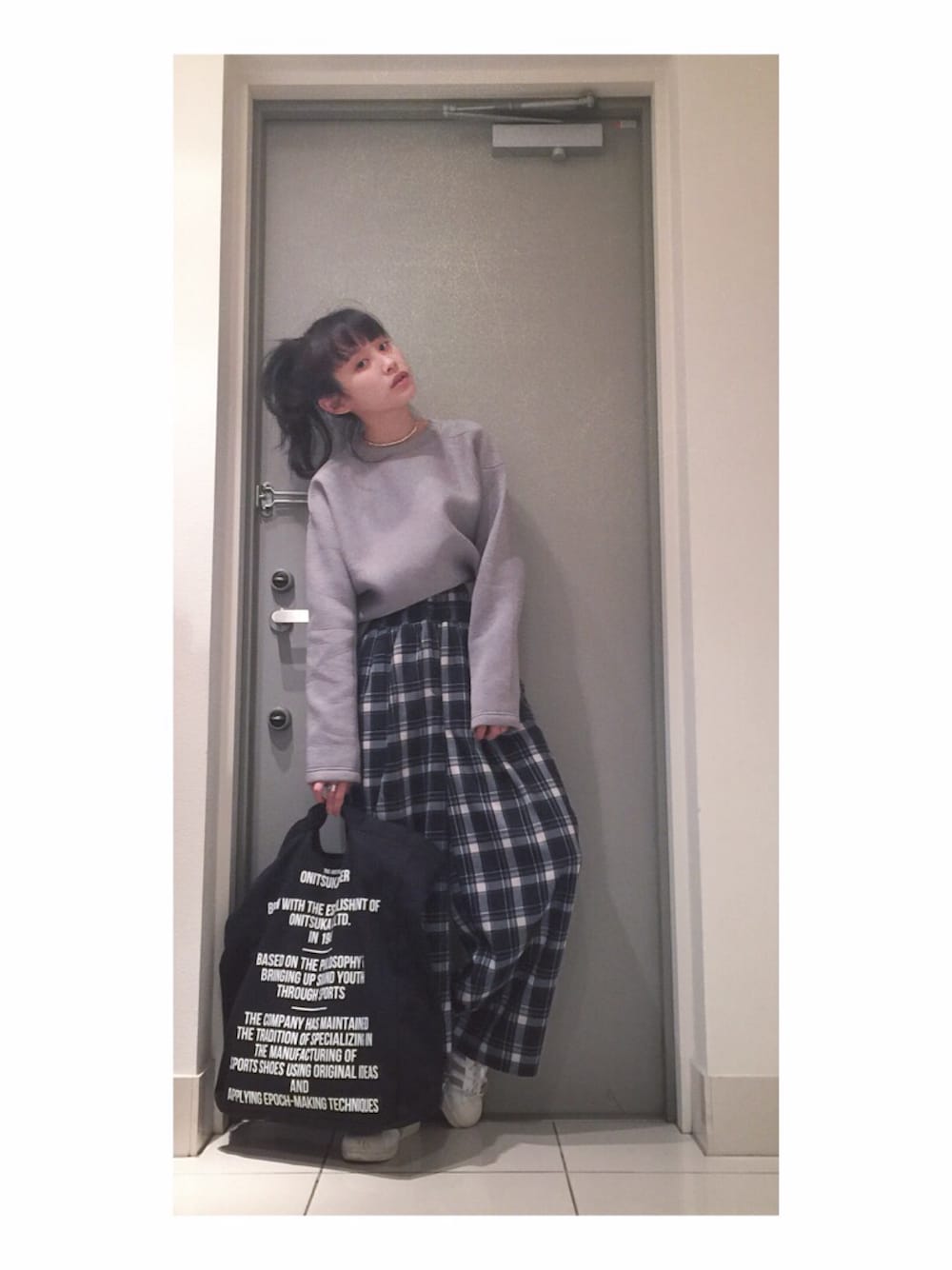 「オニツカタイガー、春コーデ、スエット、ダイバー素材、アレキサンダーワン、Alexander Wang、jouetie、ハイウエストパンツ、楽チンコーデ、adidas」｜「alexanderwangのT BY ALEXANDER WANG Sweatshirts（スウェット、グレー系）」を使った、高橋愛さん（レディース・154cm）の春コーディネートの1枚目の写真