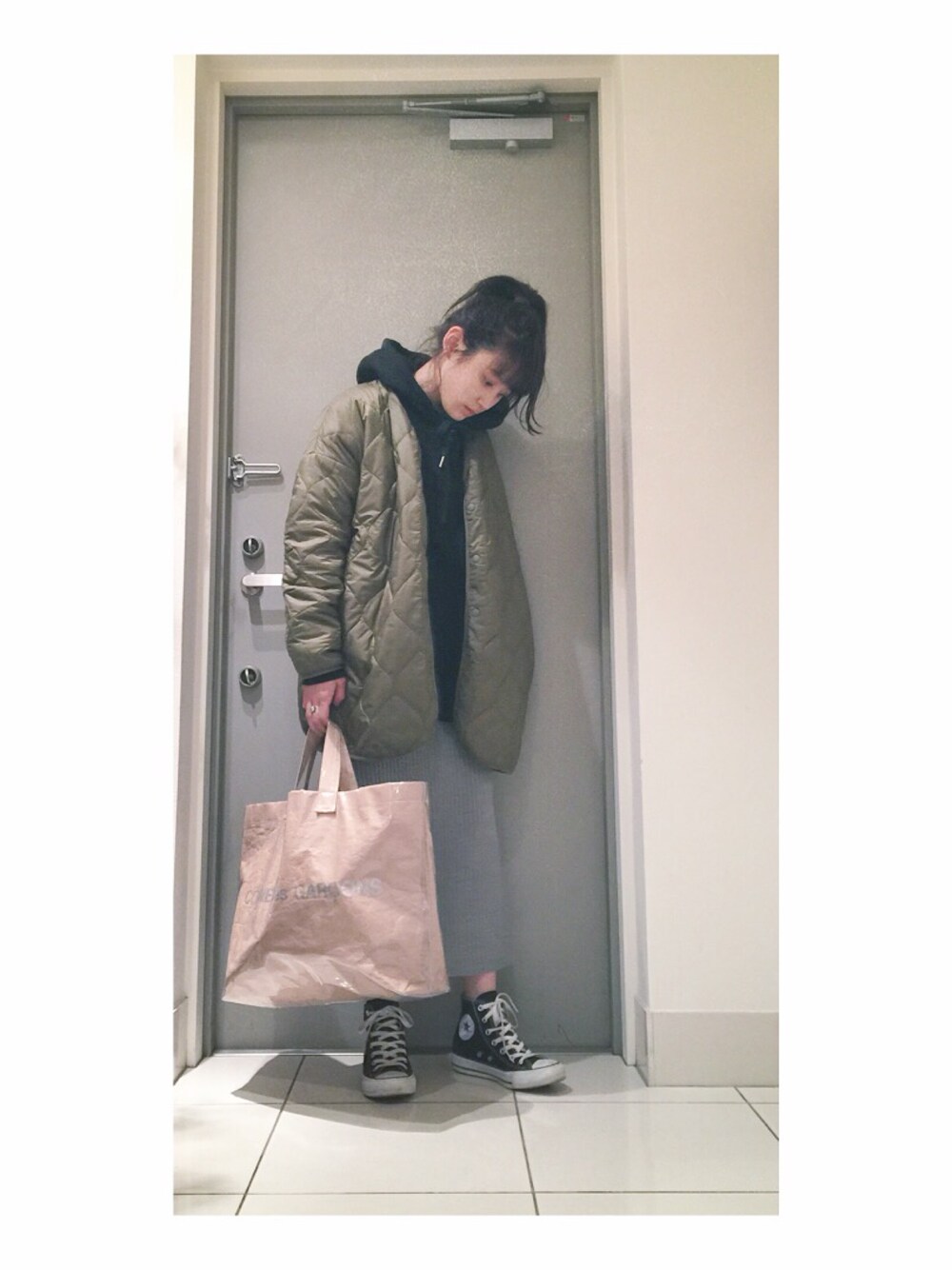 「　、sakura、スニーカー、インナーダウン、LOWRYS FARM、タイトスカート、HYKE、ikumi、コンバース、パーカー」｜「IKUMIの【IKUMI】PATCHWORK PULLOVER（パーカー、ブラック系）」を使った、高橋愛さん（レディース・154cm）の春コーディネートの1枚目の写真
