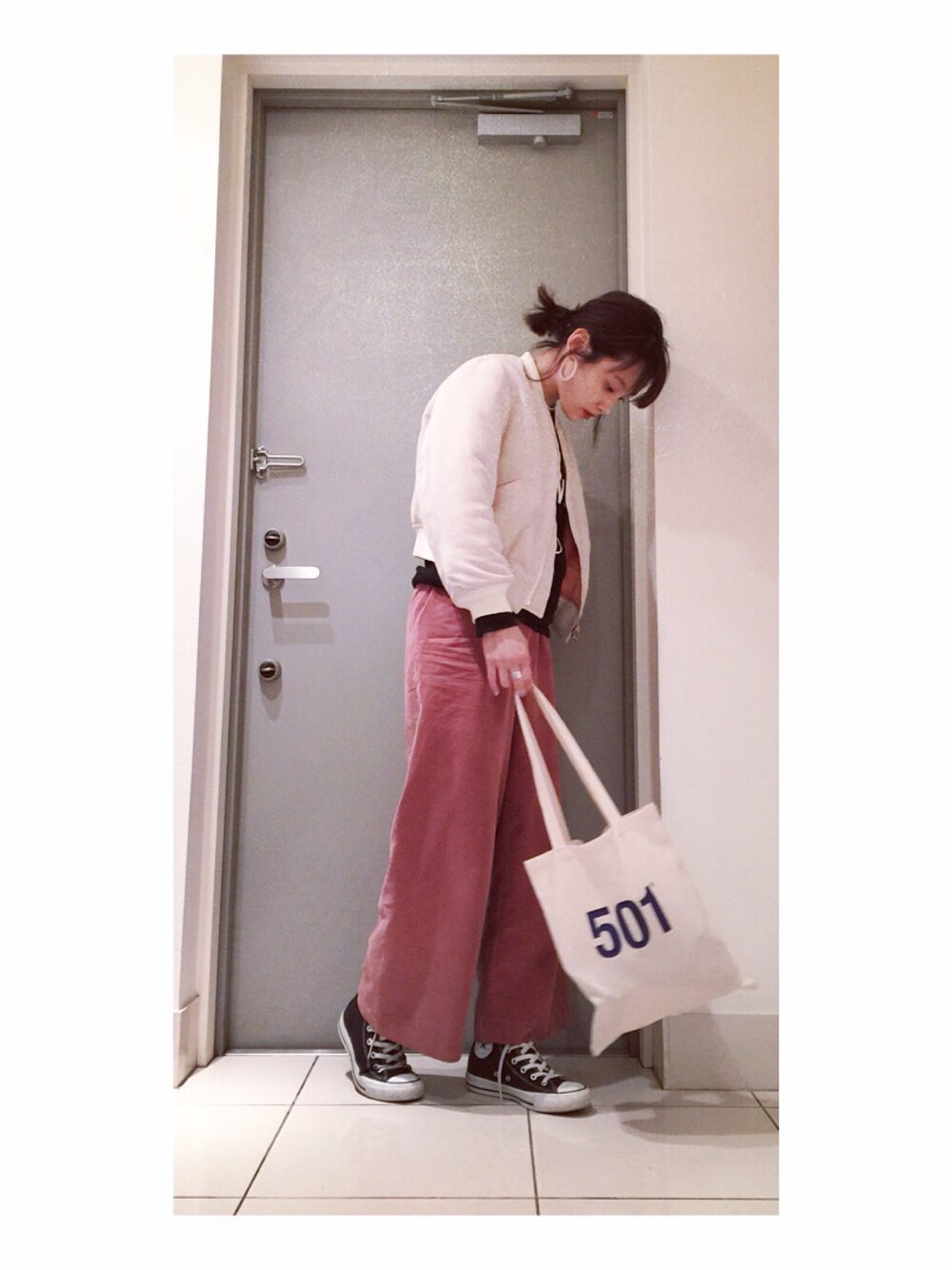 「mother、eriさん♡、American Apparel、パンツスタイル、スウェット、chanel、NIKE、MA-1、コンバース」｜「motherのSMOOTH MA-1（ミリタリージャケット、ホワイト系）」を使った、高橋愛さん（レディース・154cm）の春コーディネートの1枚目の写真