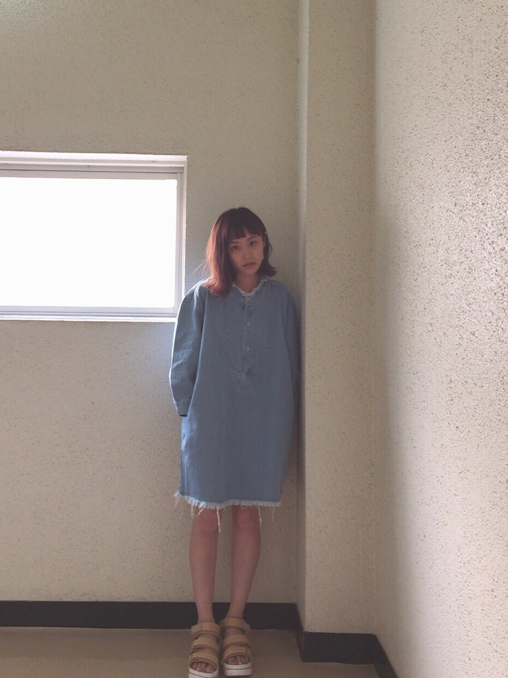 「アーバンリサーチ、SHAKA、シンプル、ゆるコーデ、スポサン、きりっぱなしデニム、ワンピース、moussy」｜「MOUSSYのLOOSE DENIM OP（ワンピース、ブルー系）」を使った、高橋愛さん（レディース・154cm）の春コーディネートの1枚目の写真