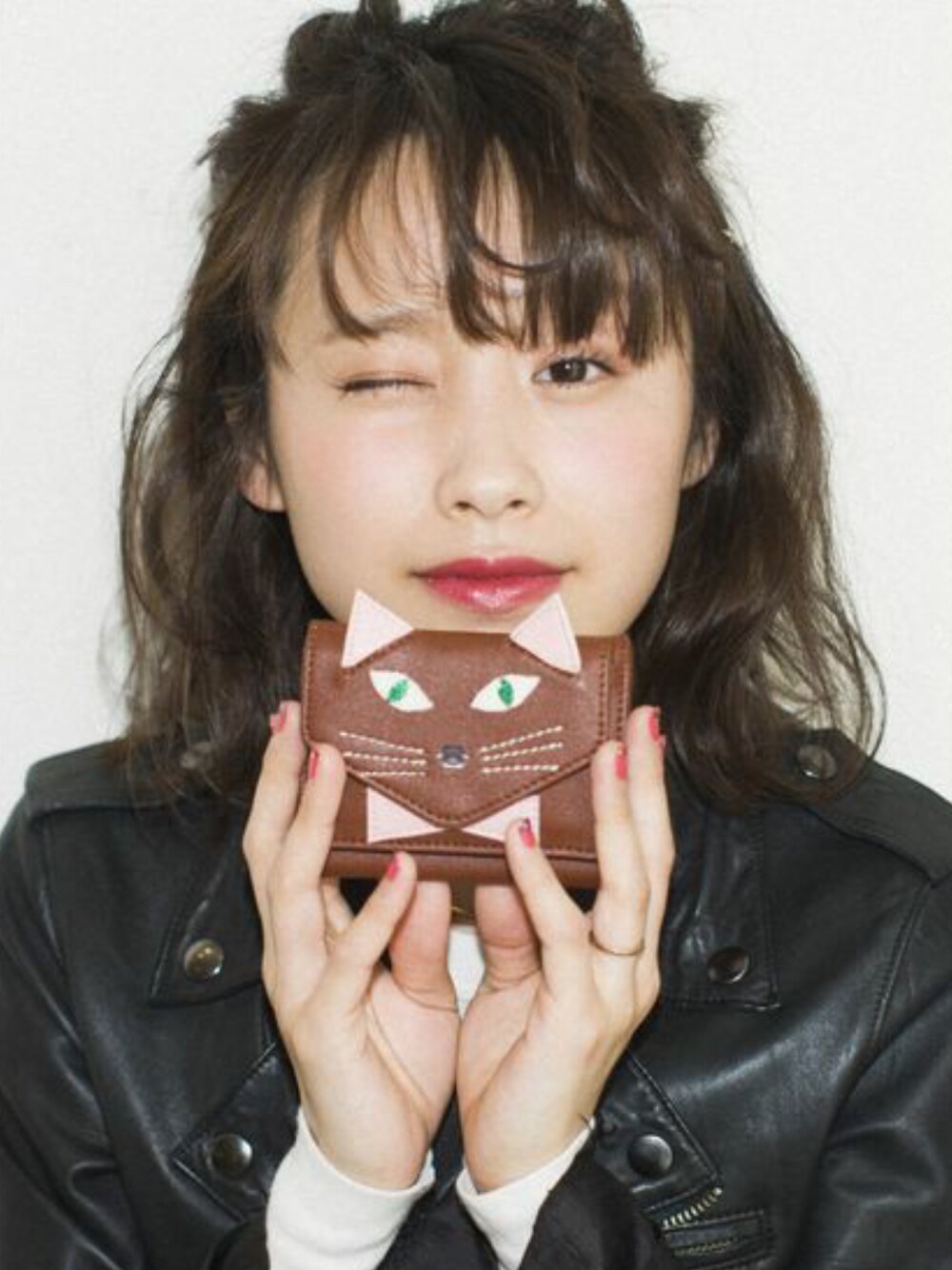 「キャセリーニ、casselini、casslini×高橋愛、高橋愛、ミニ財布、猫好き」｜「Casseliniの【高橋愛コラボ】キャットウォレット（財布、ブラウン系）」を使った、高橋愛さん（レディース・154cm）の春コーディネートの1枚目の写真