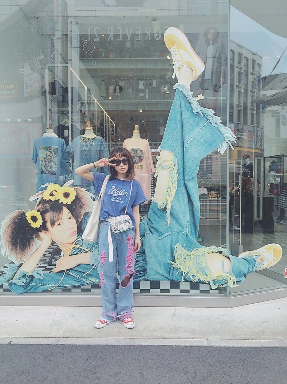 「ラフ、デニム、コンバース、little sunny bite、yoppy、pink、Pop Up」｜「Candy Stripperのアイテム（Tシャツ/カットソー、ブルー系）」を使った、高橋愛さん（レディース・154cm）の夏コーディネートの1枚目の写真