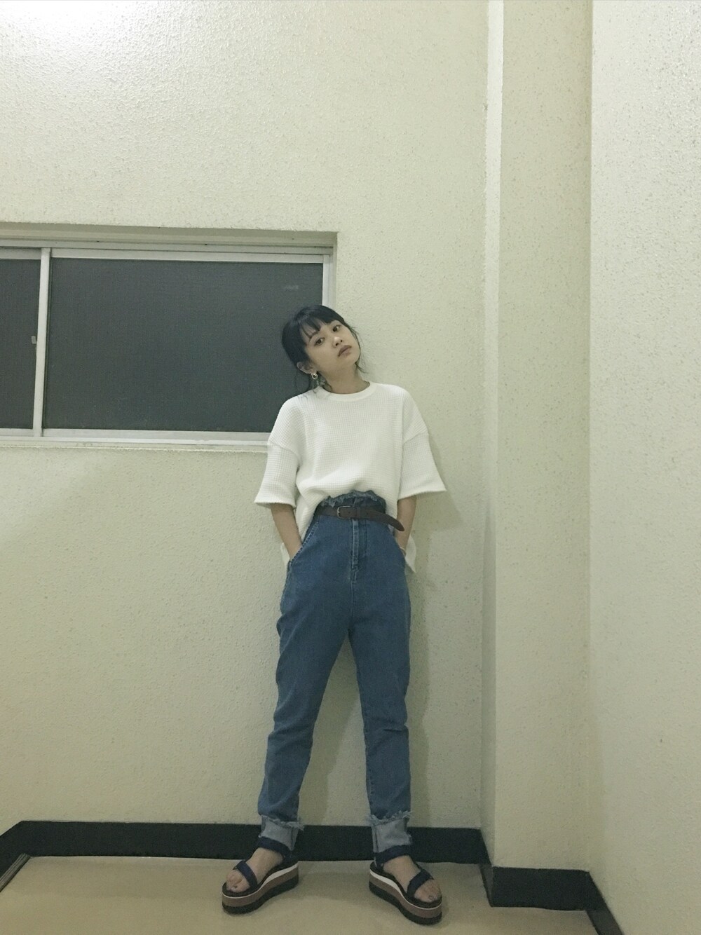 「カジュアル、サンダル、白、VOTE MAKE NEW CLOTHES、VOTE、ハイウエスト、OPENING CEREMONY、teva、デニム、mame」｜「VOTE MAKE NEW CLOTHESのアイテム（Tシャツ/カットソー、ホワイト系）」を使った、高橋愛さん（レディース・154cm）の夏コーディネートの1枚目の写真