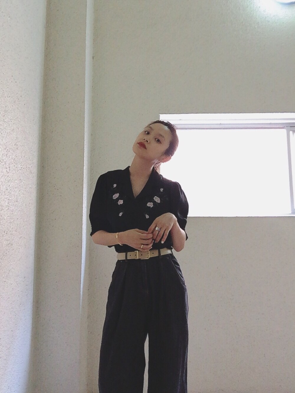 「jouetie、高橋愛、オトナカジュアル、ワイドパンツ、デニム、CATCOPY」｜「jouetieの高橋愛コラボ花刺繍ブラウス（シャツ/ブラウス、ホワイト系）」を使った、高橋愛さん（レディース・154cm）の夏コーディネートの1枚目の写真