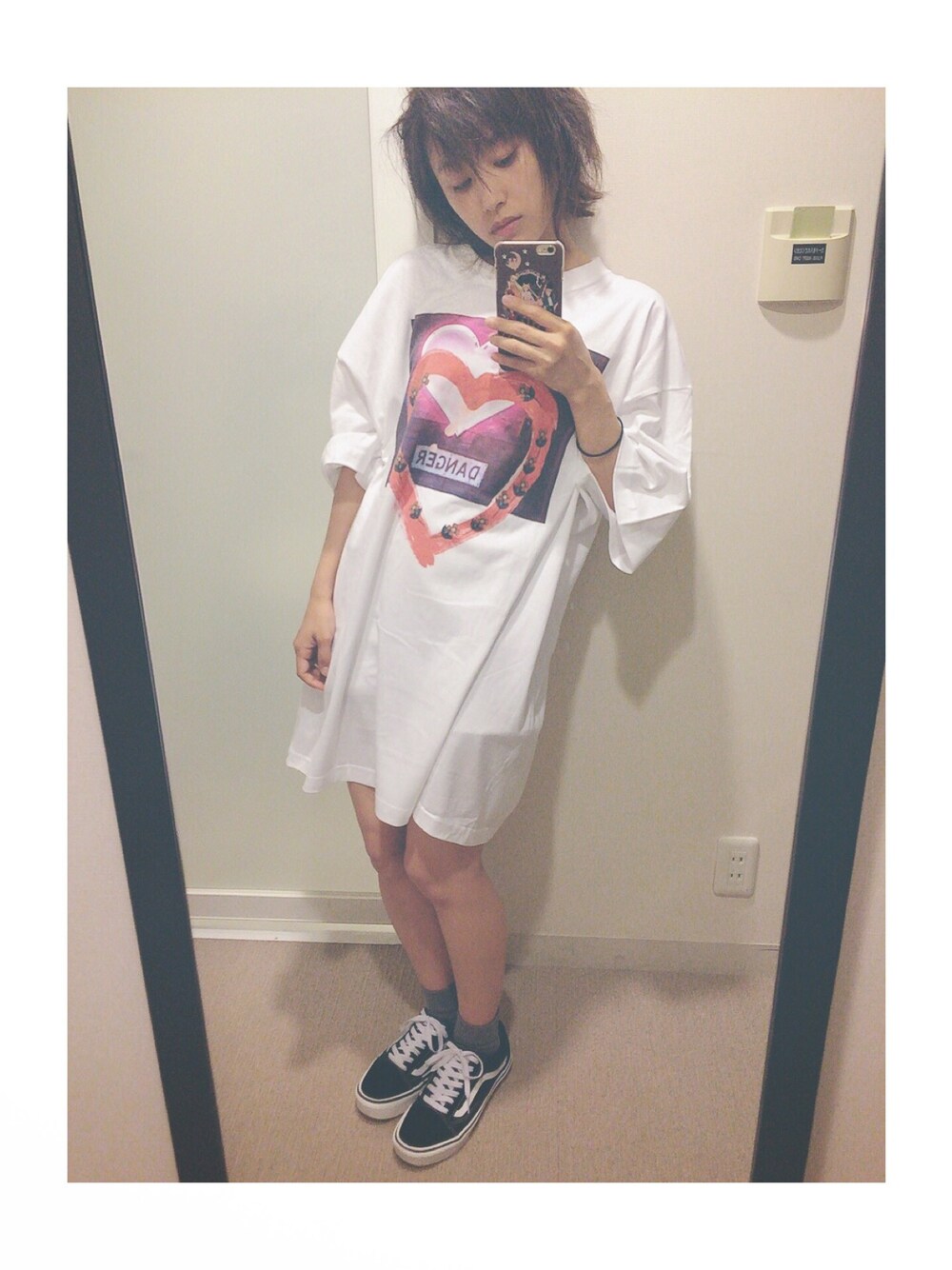 「シンプル、casual、カジュアルコーデ、little sunny bite、yoppy、スニーカー、VANS、復刻、高橋愛、ソックス」｜「Little sunny biteのLittle sunny bite/リトルサニーバイト/Love Big T-Shirts（Tシャツ/カットソー、ホワイト系）」を使った、高橋愛さん（レディース・154cm）の秋コーディネートの1枚目の写真