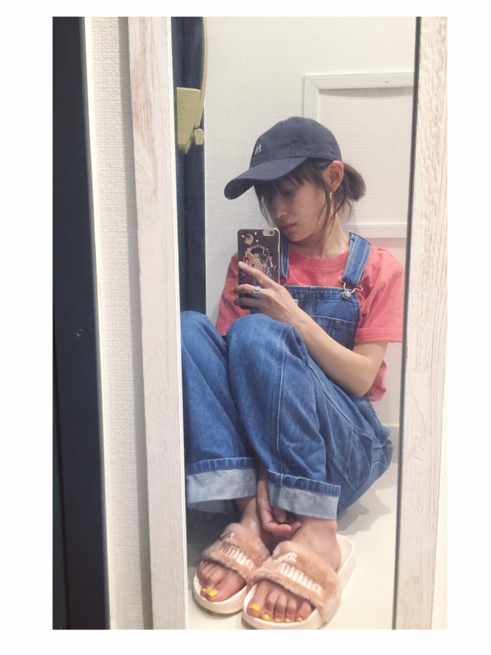 「シンプル、雨の日コーデ、PUMA、pumaxrihanna、SHEL'TTER、ピンク、もこもこ、179/WG、mickey、Dickies」｜「179/WGの『 mer 7月号掲載 』ディズニーキャラクタープリントTシャツ（Tシャツ/カットソー、レッド系）」を使った、高橋愛さん（レディース・154cm）の秋コーディネートの1枚目の写真
