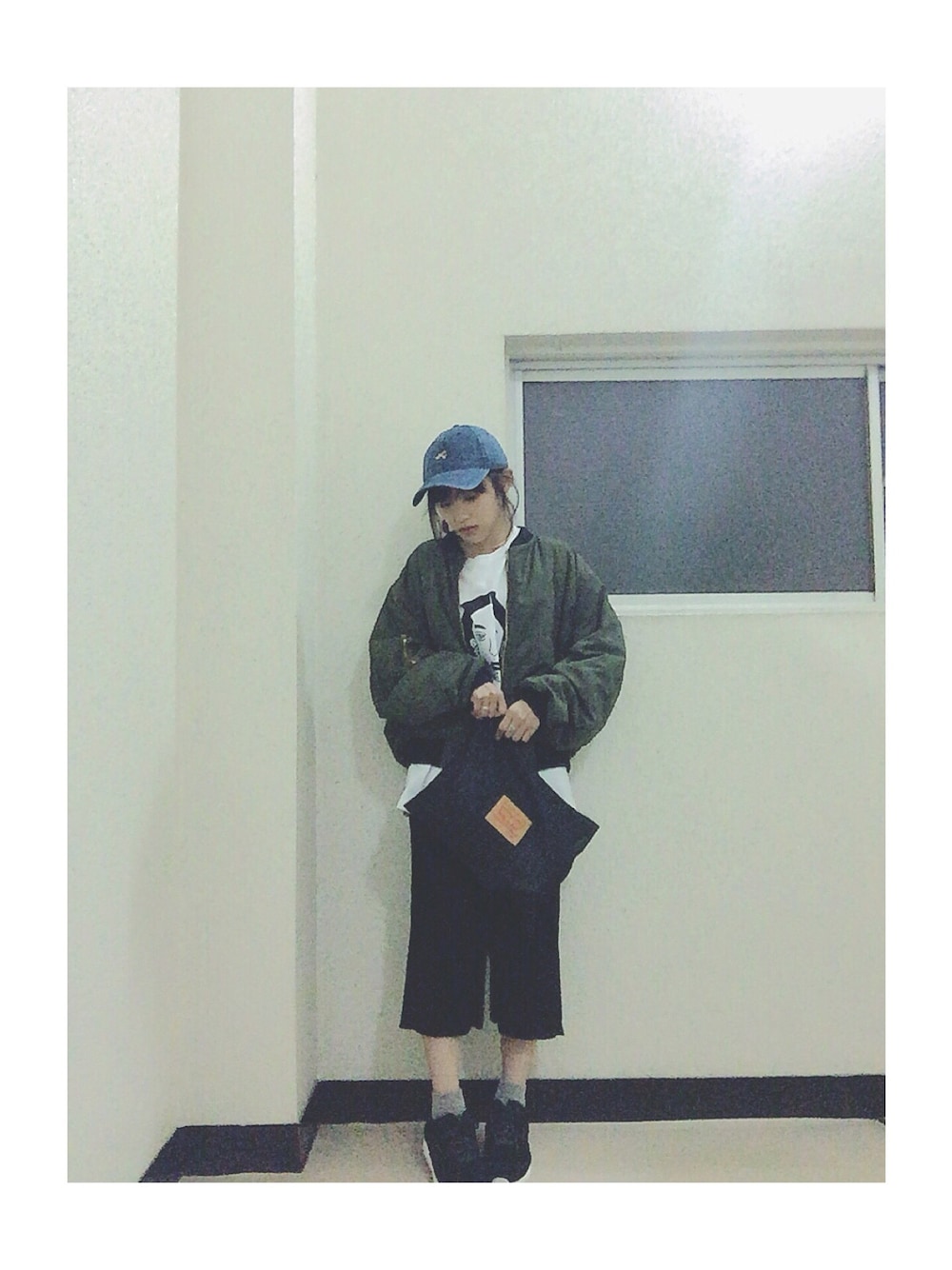 「シンプルコーデ、カジュアルコーデ、黒、秋のコーデ、MA-1、moussy、ikumi、petite robe noire、とんだ林蘭、Levi's」｜「NEW ERAのNEWERA×PINK PANTHER 9TWENTY STRAPBACK CAP MINI WASHED DENIM（キャップ、ブルー系）」を使った、高橋愛さん（レディース・154cm）の秋コーディネートの1枚目の写真
