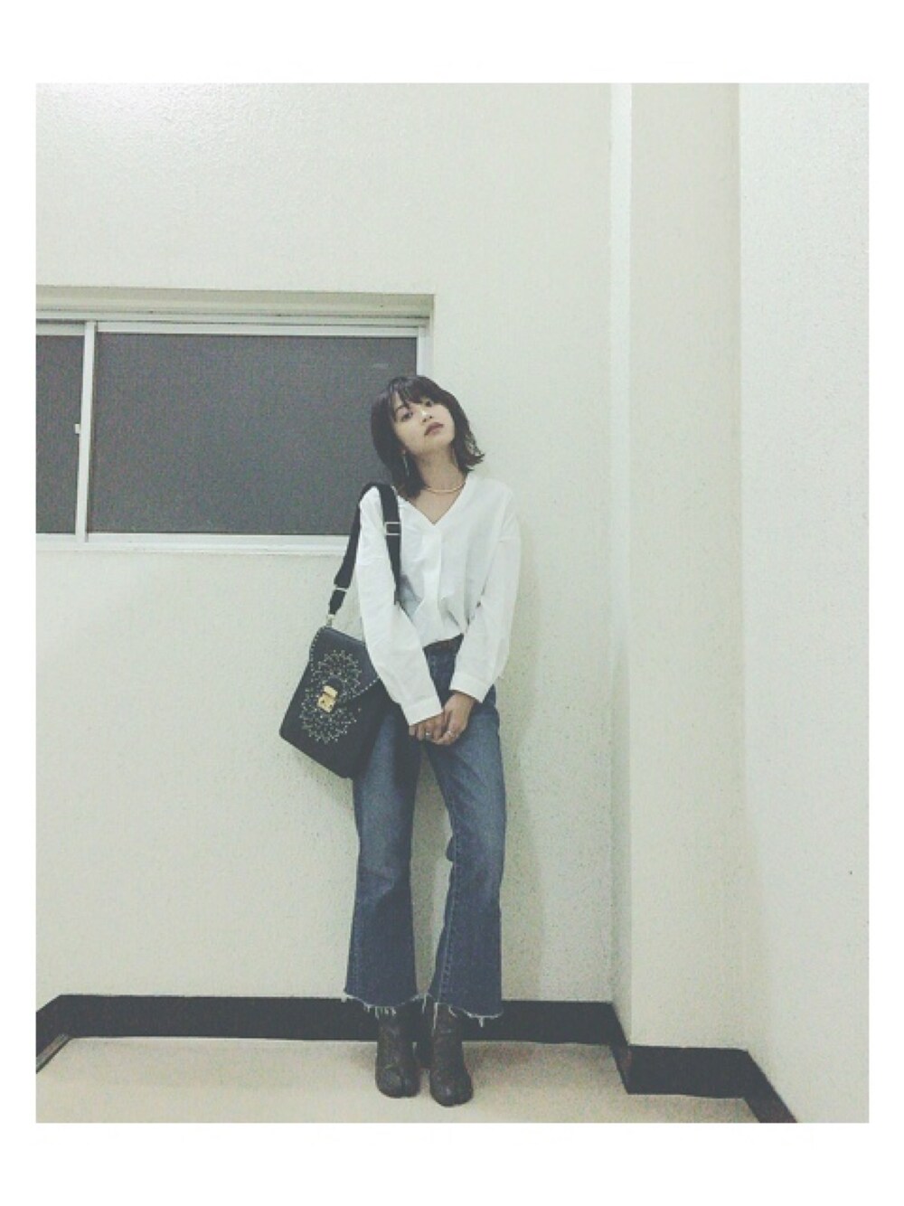 「秋、シンプル、パンツスタイル、シャツスタイル、moussy、apart by lowrys、Martin Margiela、furla、オトナ化計画、今日のたかはし」｜「A part byのキモウタイプライターVPO 731397 （シャツ/ブラウス、ホワイト系）」を使った、高橋愛さん（レディース・154cm）の秋コーディネートの1枚目の写真