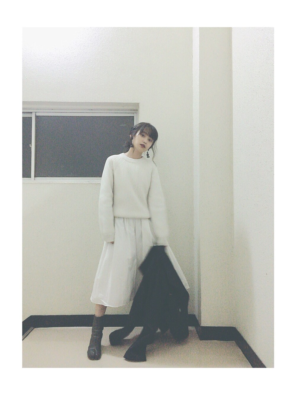 「merry jenny、シンプル、ベビーシャワー、UNIQLO、UNIQLO U、タビブーツ、Martin Margiela、RIM.ARK、今日のたかはし、高橋愛」｜「UNIQLO Uのアイテム（ニット/セーター、ホワイト系）」を使った、高橋愛さん（レディース・154cm）の秋コーディネートの1枚目の写真