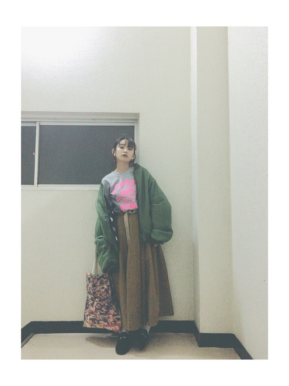 「秋冬コーデ、x-girl、burger、little sunny bite、GUCCI、B:MING LIFE STORE by BEAMS、Dickies、ディッキーズ(Dickies)、Levi's」｜「X-girlのX-girl×BURGER RECORDS CUSTOM SWEAT TOP（スウェット、グレー系）」を使った、高橋愛さん（レディース・154cm）の秋コーディネートの1枚目の写真