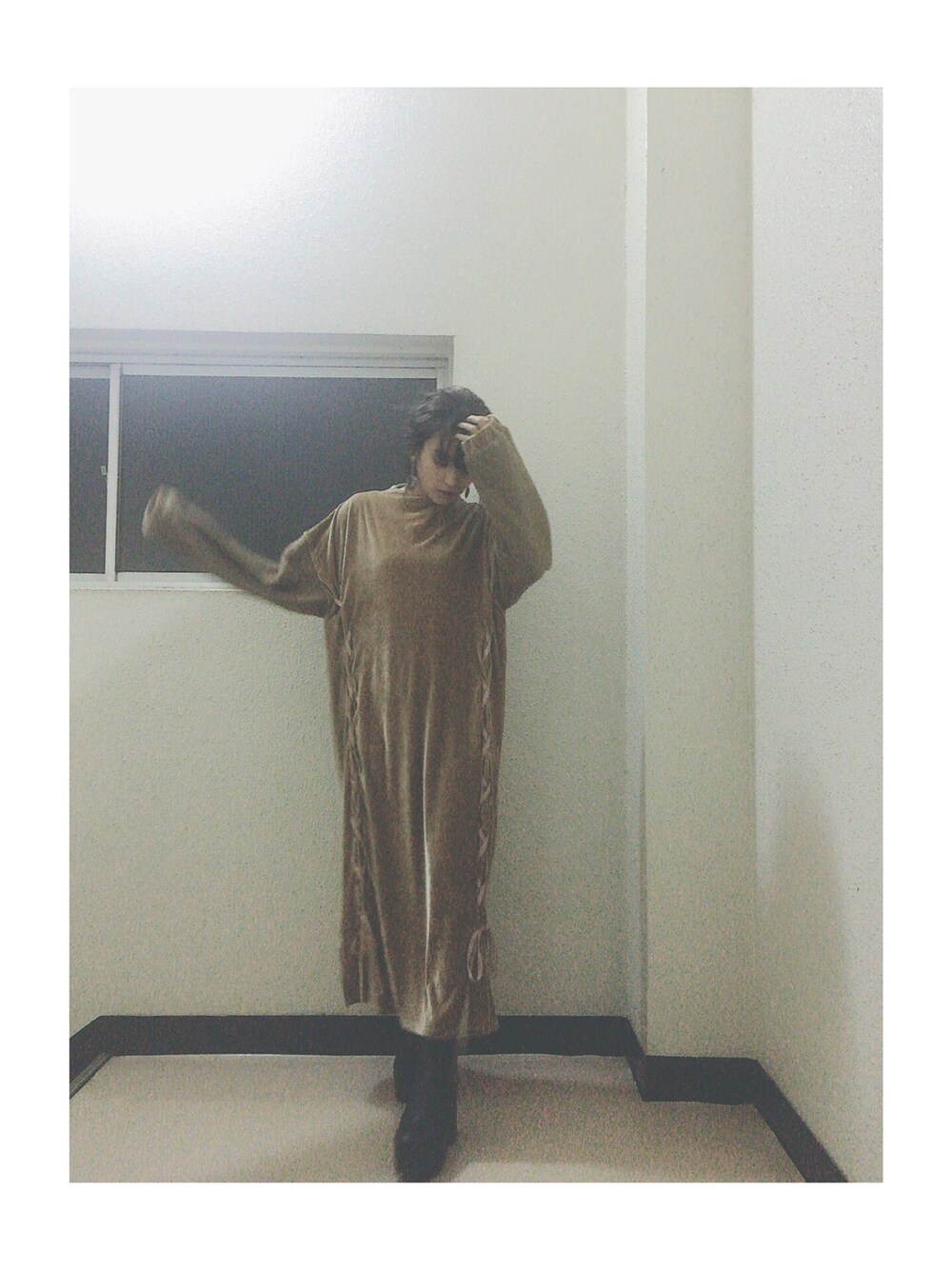 「秋のコーデ、ゆるコーデ、ベロア、merry jenny、ワンピース、メリージェニー、厚底、JILSANDER」｜「merry jennyのアイテム（ワンピース、ブラウン系）」を使った、高橋愛さん（レディース・154cm）の秋コーディネートの1枚目の写真