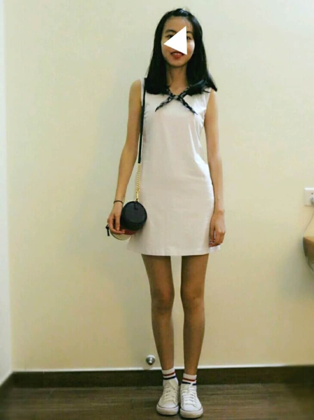 ホワイト系のワンピースを着用したレディースの夏コーディネートの1枚目の写真