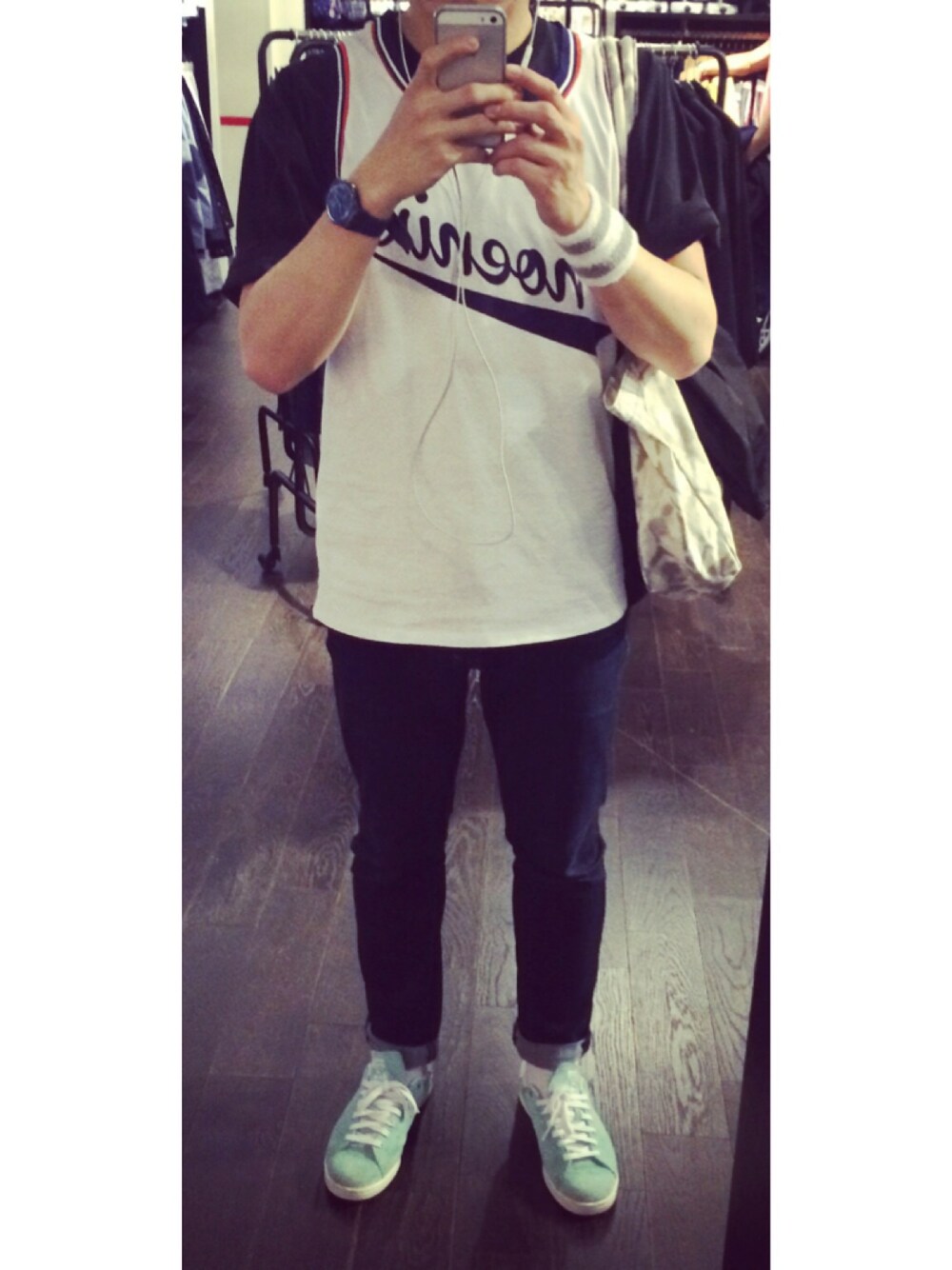 「American Apparel、H&M、UNIQLO、adidas、ZARA、wooyoungmi、swatch」｜「WOOYOUNGMIのアイテム（Tシャツ/カットソー、グレー系）」を使った、KEVINitさん（メンズ・173cm）の夏コーディネートの1枚目の写真