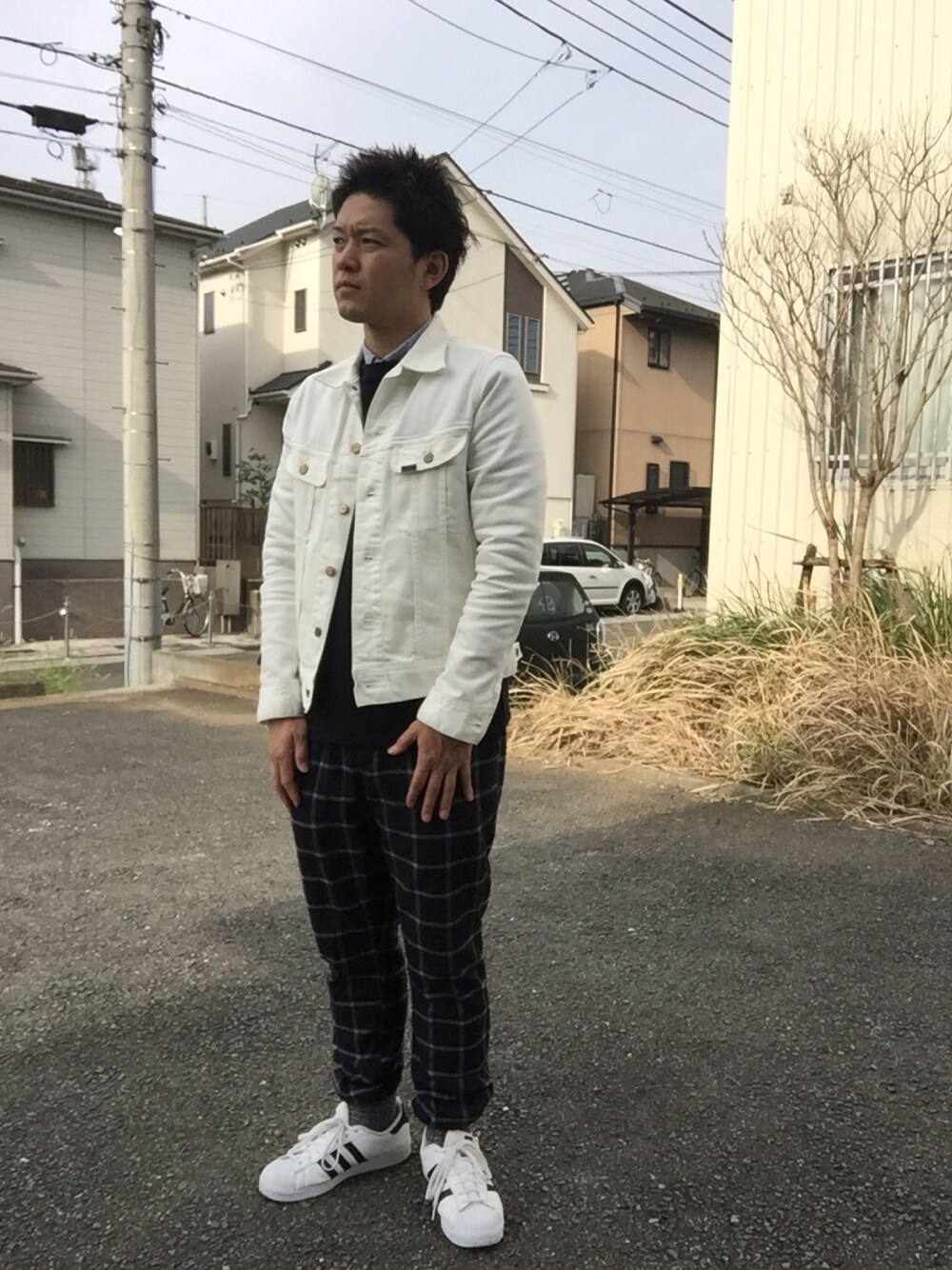 ホワイト系のデニムジャケット、その他のパンツ、ホワイト系のスニーカーを着用したメンズの秋コーディネートの1枚目の写真