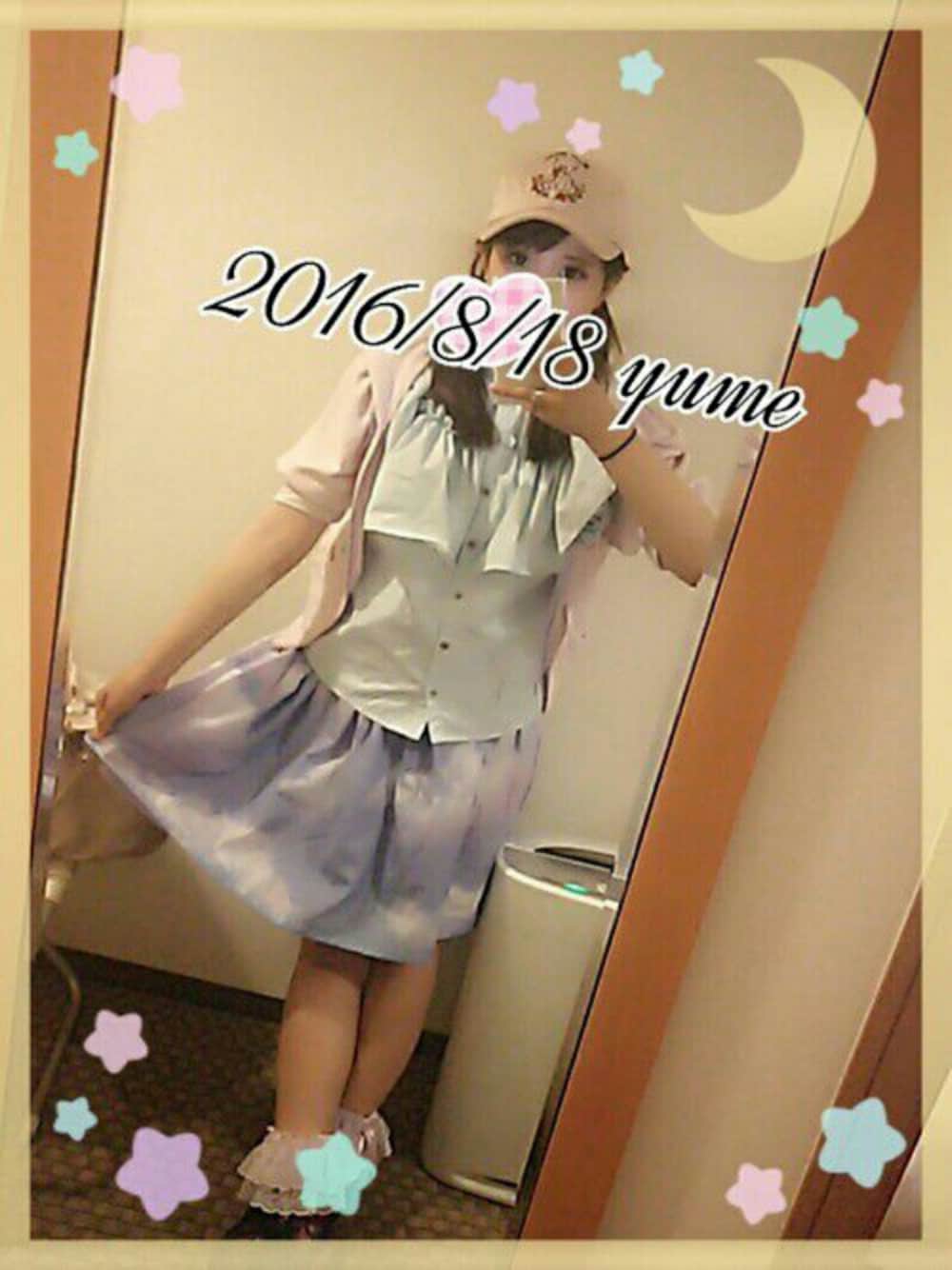 ブルー系のシャツ/ブラウス、ピンク系のパーカー、パープル系のスカートを着用したレディースの夏コーディネートの1枚目の写真