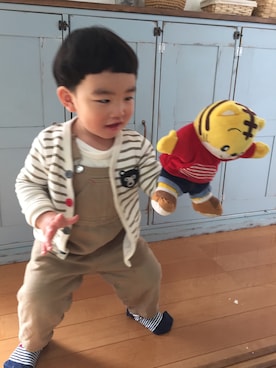 「Moujonjon（ムージョンジョン）のアイテム（オールインワン・サロペット）」を使った、LILLBYさん（キッズ・90cm）の春コーディネート
