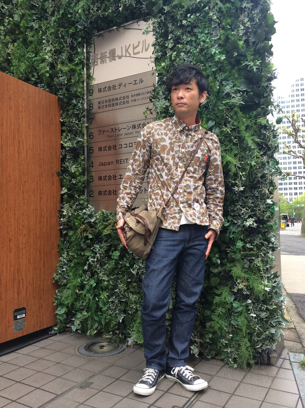 「JEROME DREYFUSSのアイテム（ショルダーバッグ、グレー系）」を使った、イシハザ  ハザマ陽平さん（メンズ・173cm）の春コーディネートの1枚目の写真