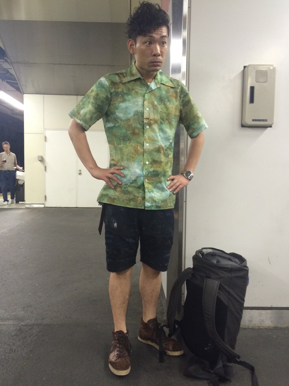 グリーン系のシャツ/ブラウス、ベージュ系のその他を着用したメンズの夏コーディネートの1枚目の写真