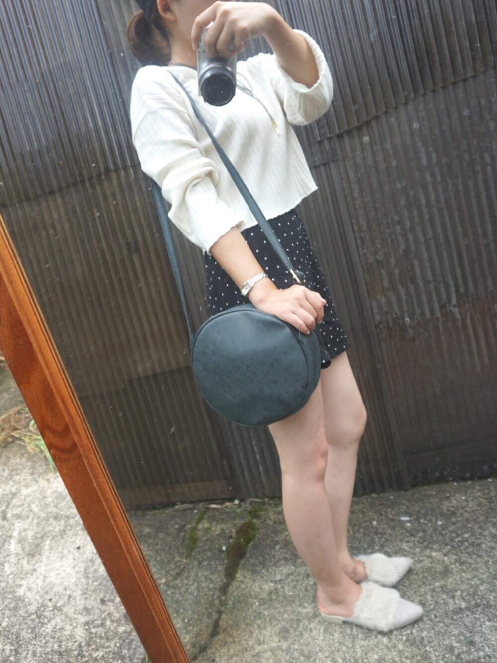 ホワイト系のニット/セーター、ブラック系のパンツ、ブラック系のショルダーバッグを着用したレディースの秋コーディネートの1枚目の写真