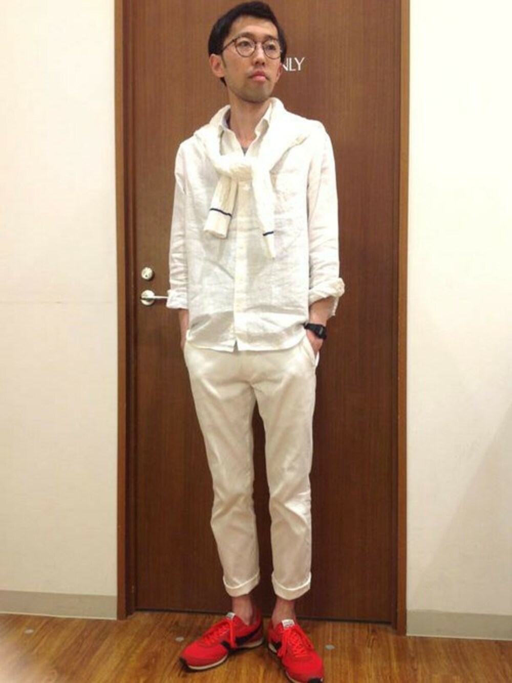ホワイト系のシャツ/ブラウス、ホワイト系のチノパンツ、レッド系のスニーカーを着用したメンズの春コーディネートの1枚目の写真