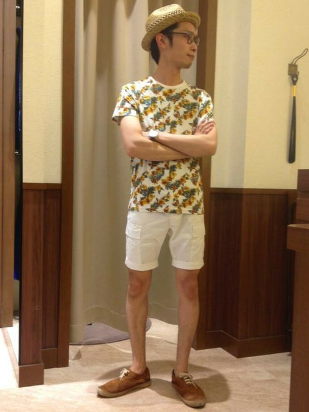 ホワイト系のTシャツ/カットソー、ホワイト系のカーゴパンツを着用したメンズの春コーディネートの1枚目の写真
