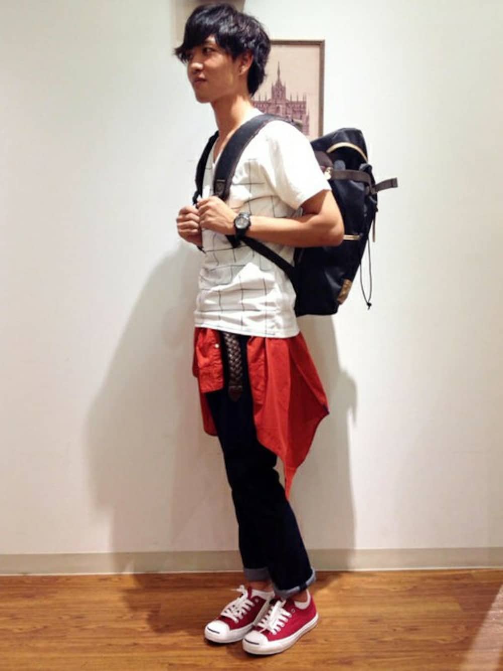 ブラック系のバックパック/リュック、ホワイト系のTシャツ/カットソー、オレンジ系のシャツ/ブラウスを着用したメンズの夏コーディネートの1枚目の写真
