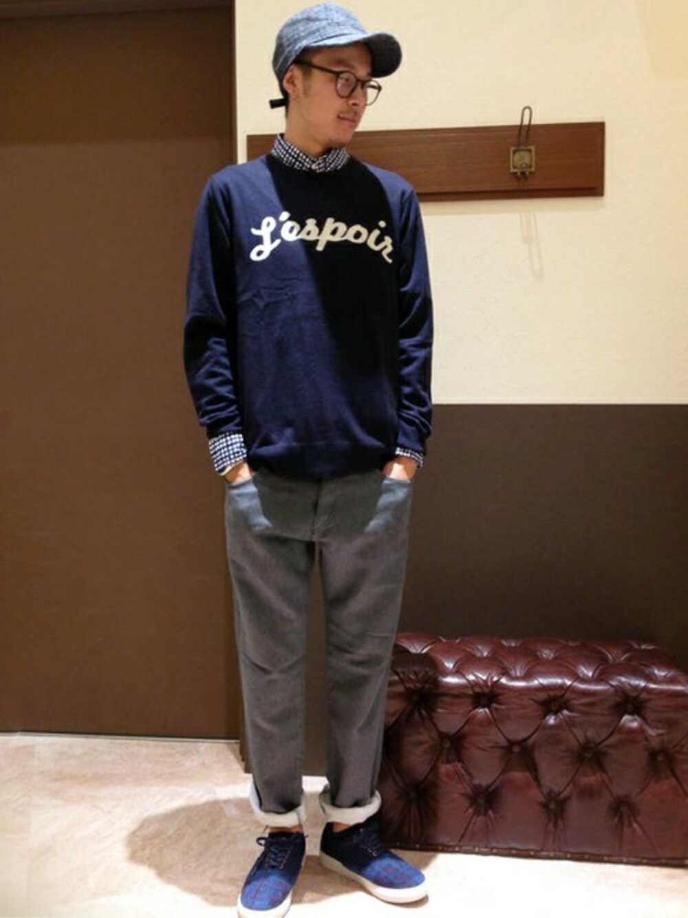 ブルー系のシャツ/ブラウス、ブルー系のニット/セーター、グレー系のその他パンツを着用したメンズの秋コーディネートの1枚目の写真