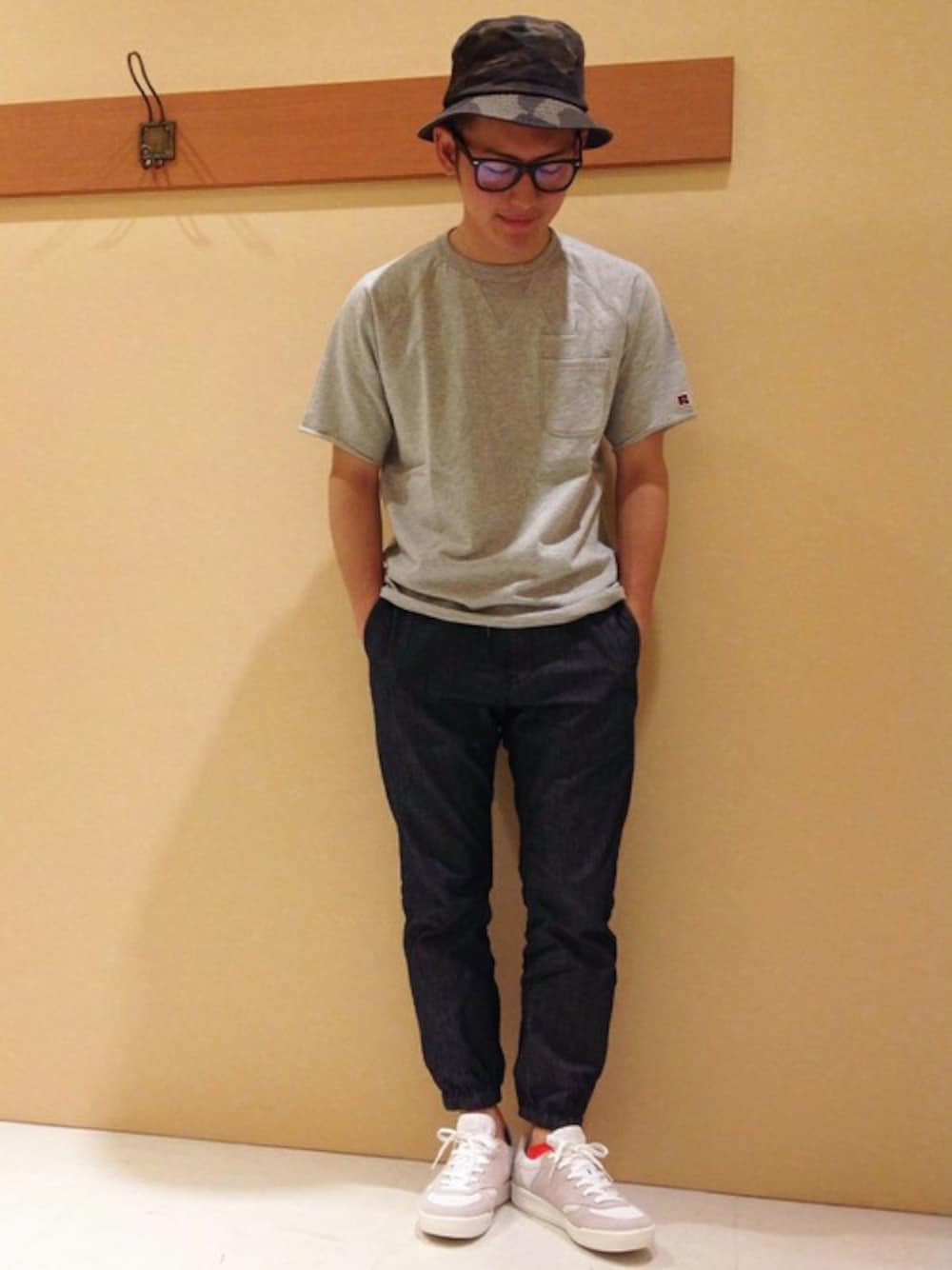 グレー系のTシャツ/カットソー、ブルー系のデニムパンツを着用したメンズの春コーディネートの1枚目の写真