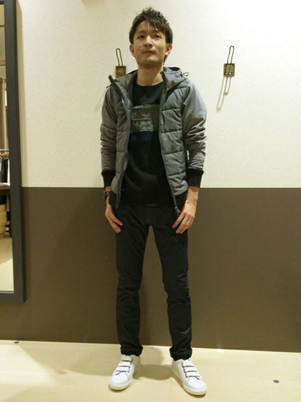 グレー系のブルゾン、ブラック系のスウェット、ブラック系のその他パンツを着用したメンズの冬コーディネートの1枚目の写真