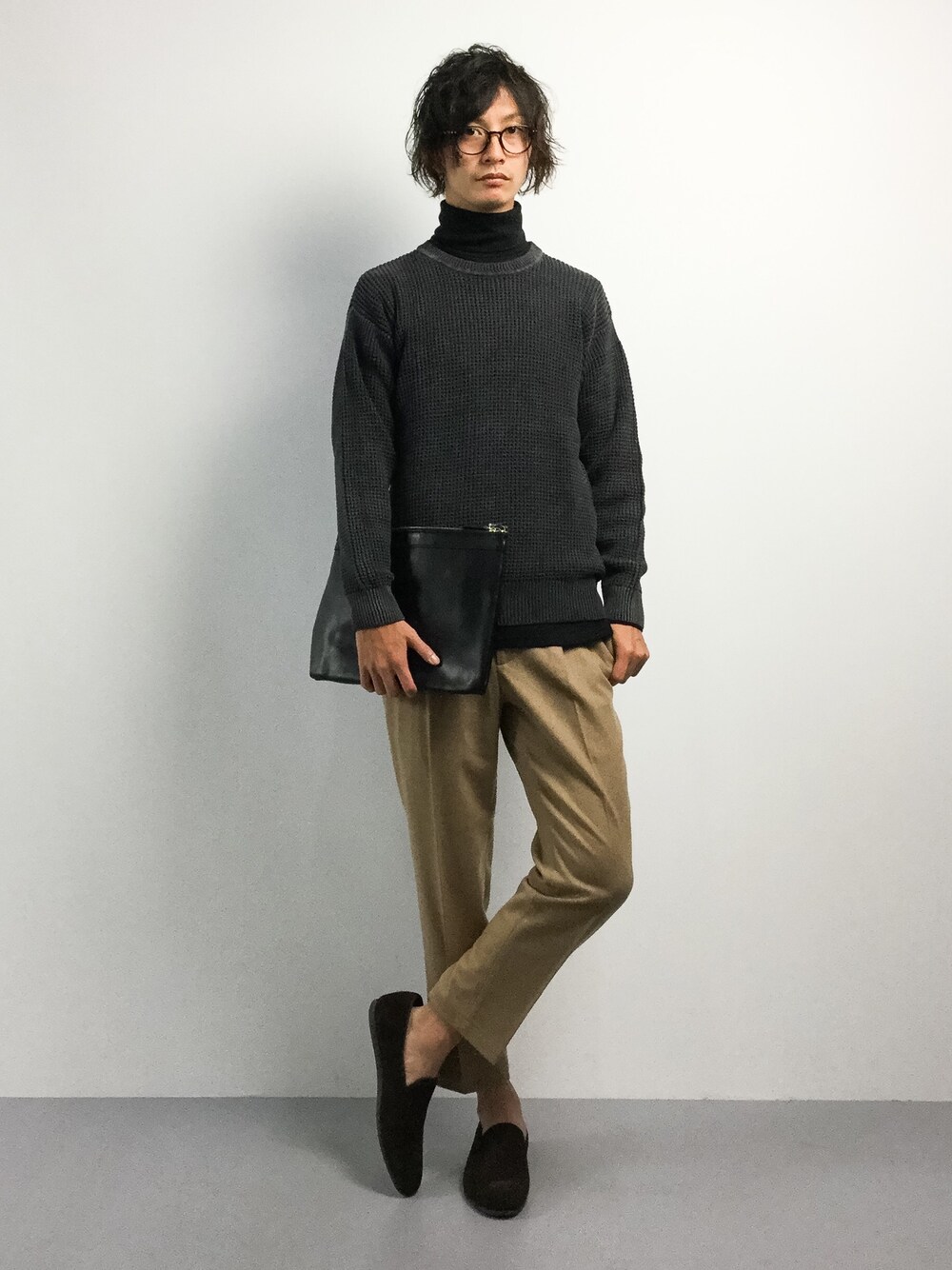 ブラック系のニット/セーター、ブラック系のTシャツ/カットソー、イエロー系のチノパンツを着用したメンズの秋コーディネートの1枚目の写真