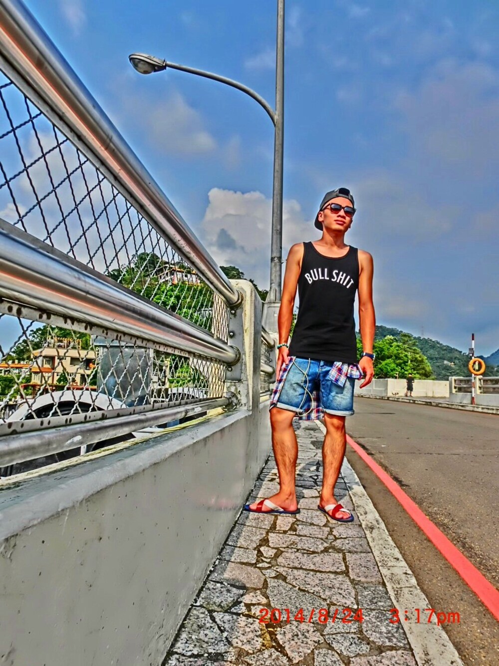 「B-SIDE、HENRY&HENRY、石門水庫」｜「B-SIDEのB-side 14'S/S Bullshit Tank Top（タンクトップ、ブラック系）」を使った、克里斯さん（メンズ・168cm）の夏コーディネートの1枚目の写真