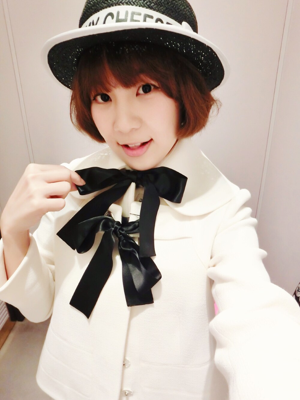「coat、ribbon、Cute、Kawaii」｜「Alexander McQueenのアイテム（ピーコート、ホワイト系）」を使った、Crystie Liさん（レディース・157cm）の秋コーディネートの1枚目の写真