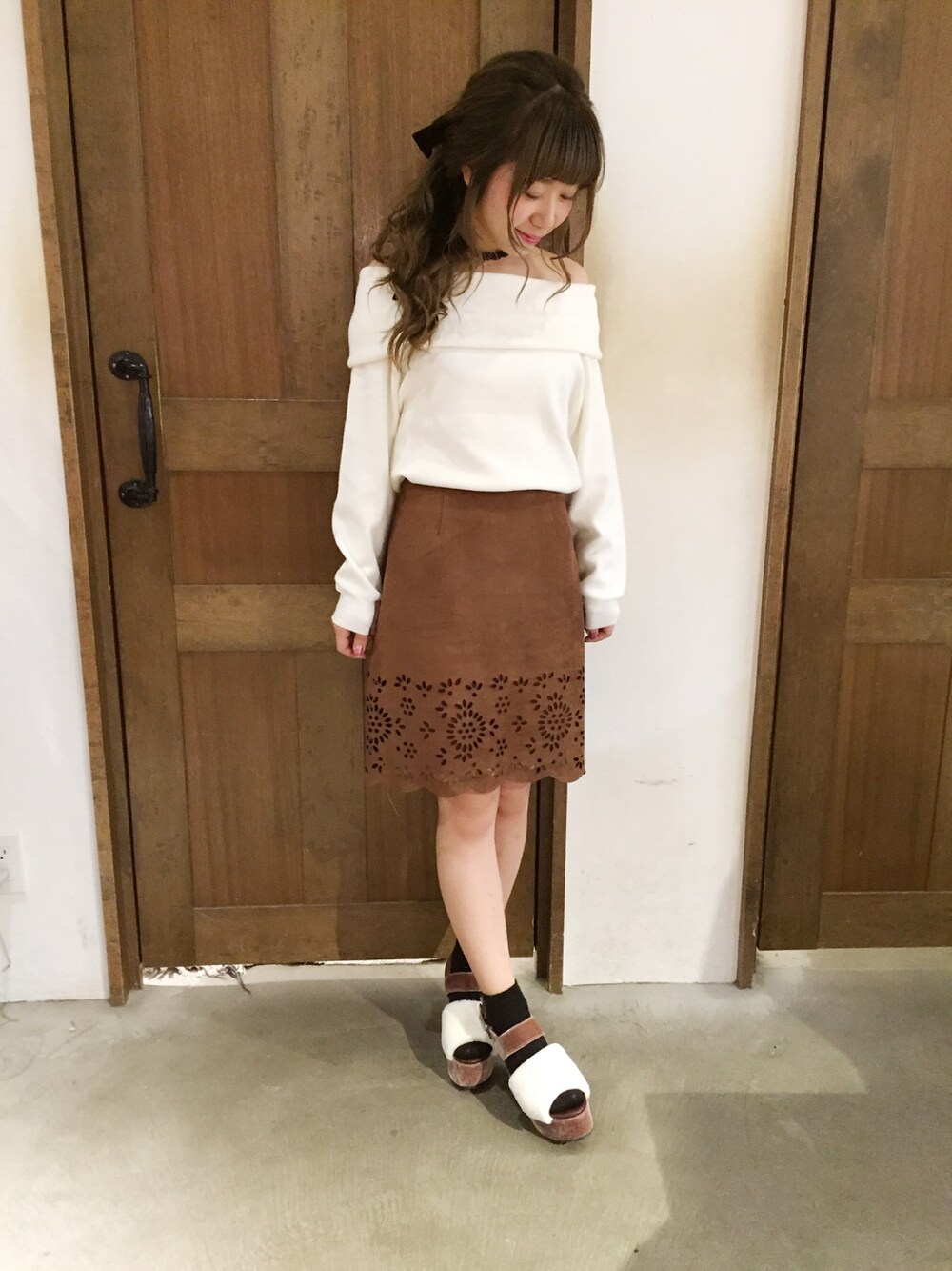 「秋コーデ、オフショルニット、オフショル、ニット、スエードスカート、スエード、スカラップ、ファーサンダル、秋服、きれいめカジュアル」｜「archivesの折り返しオフショルダーニットプルオーバー（ニット/セーター、ホワイト系）」を使った、erina 🌿さん（レディース・153cm）の秋コーディネートの1枚目の写真