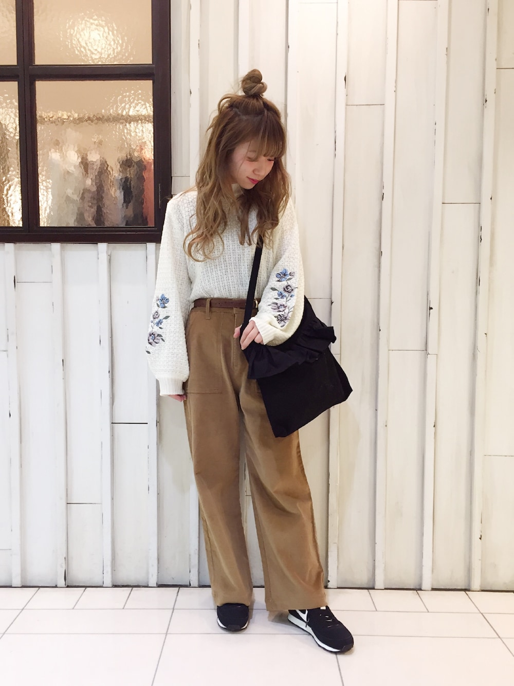 「ゆるコーデ、刺繍ニット、白ニット、刺繍、コーデュロイパンツ、ワイドパンツ、コーデュロイ、ボリューム袖、バルーンスリーブ、冬コーデ」｜「archivesの袖花柄刺繍ニットプルオーバー（ニット/セーター、ホワイト系）」を使った、erina 🌿さん（レディース・153cm）の秋コーディネートの1枚目の写真