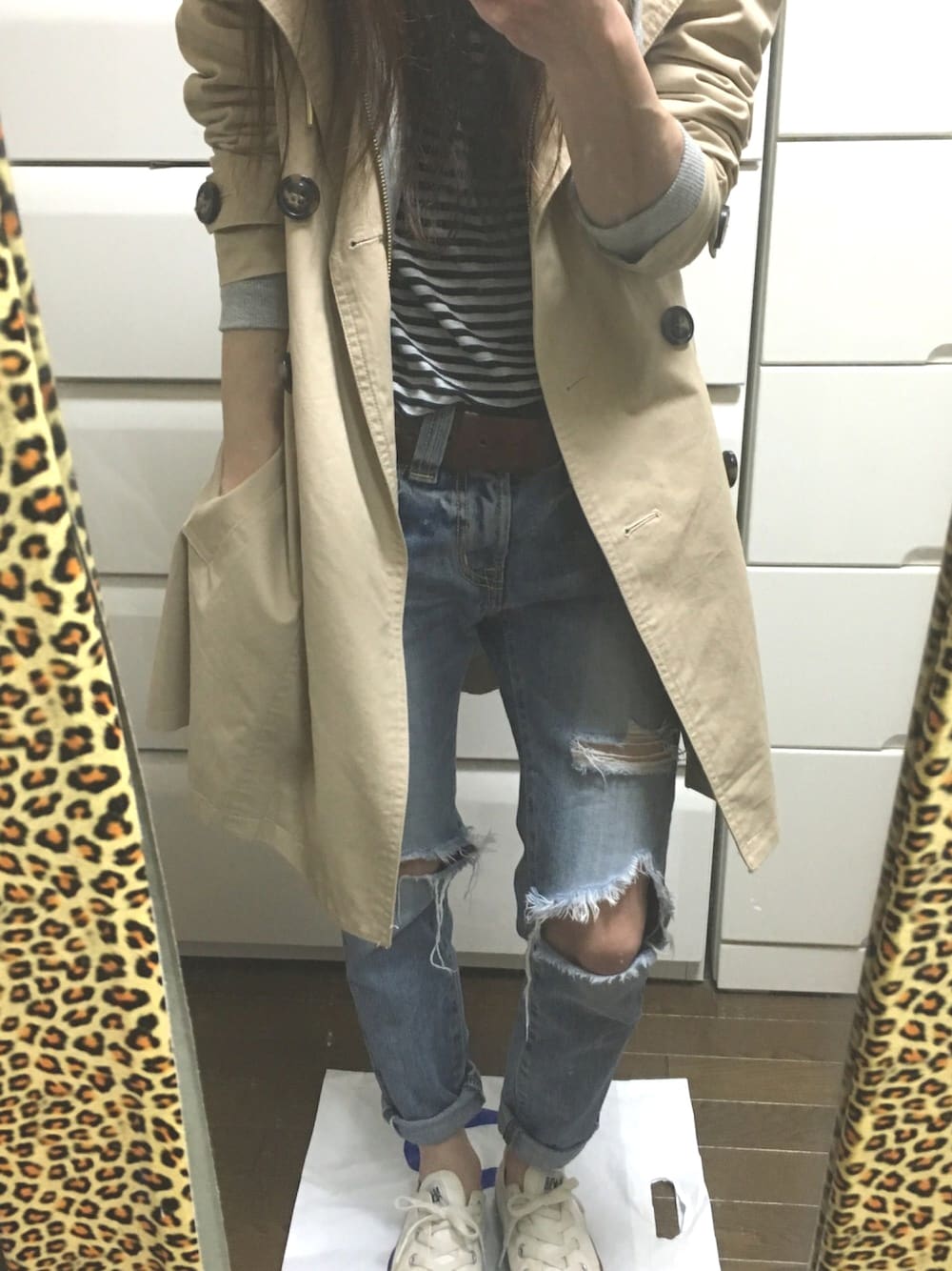 「トレンチコート、クラッシュデニム、one way、GU、Ungrid、rodeo crowns、converse、チビーズ✳︎」｜「Ungridの【Casual】 BASIC ﾎﾞｰﾀﾞｰL/S Tee（Tシャツ/カットソー、ブラック系）」を使った、Y U Iさん（レディース・151cm）の春コーディネートの1枚目の写真