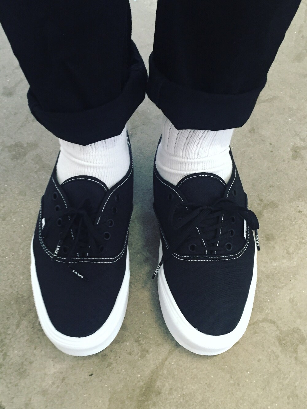 「VANSのアイテム（スニーカー、ブラック系）」を使った、chunchaiさん（メンズ・172cm）の秋コーディネートの1枚目の写真