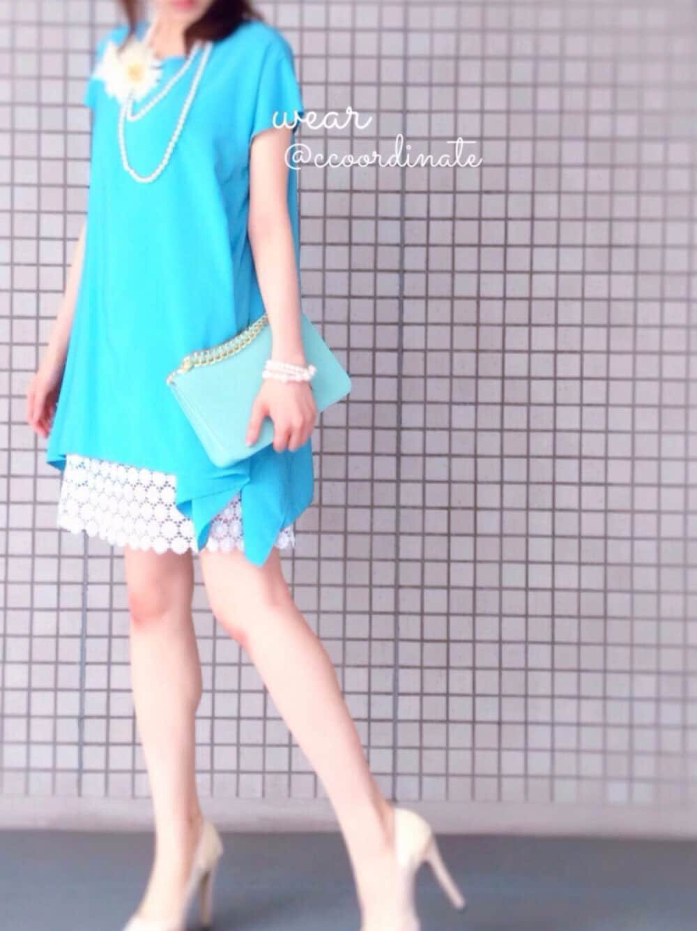 ホワイト系のブレスレットを着用したレディースの夏コーディネートの1枚目の写真