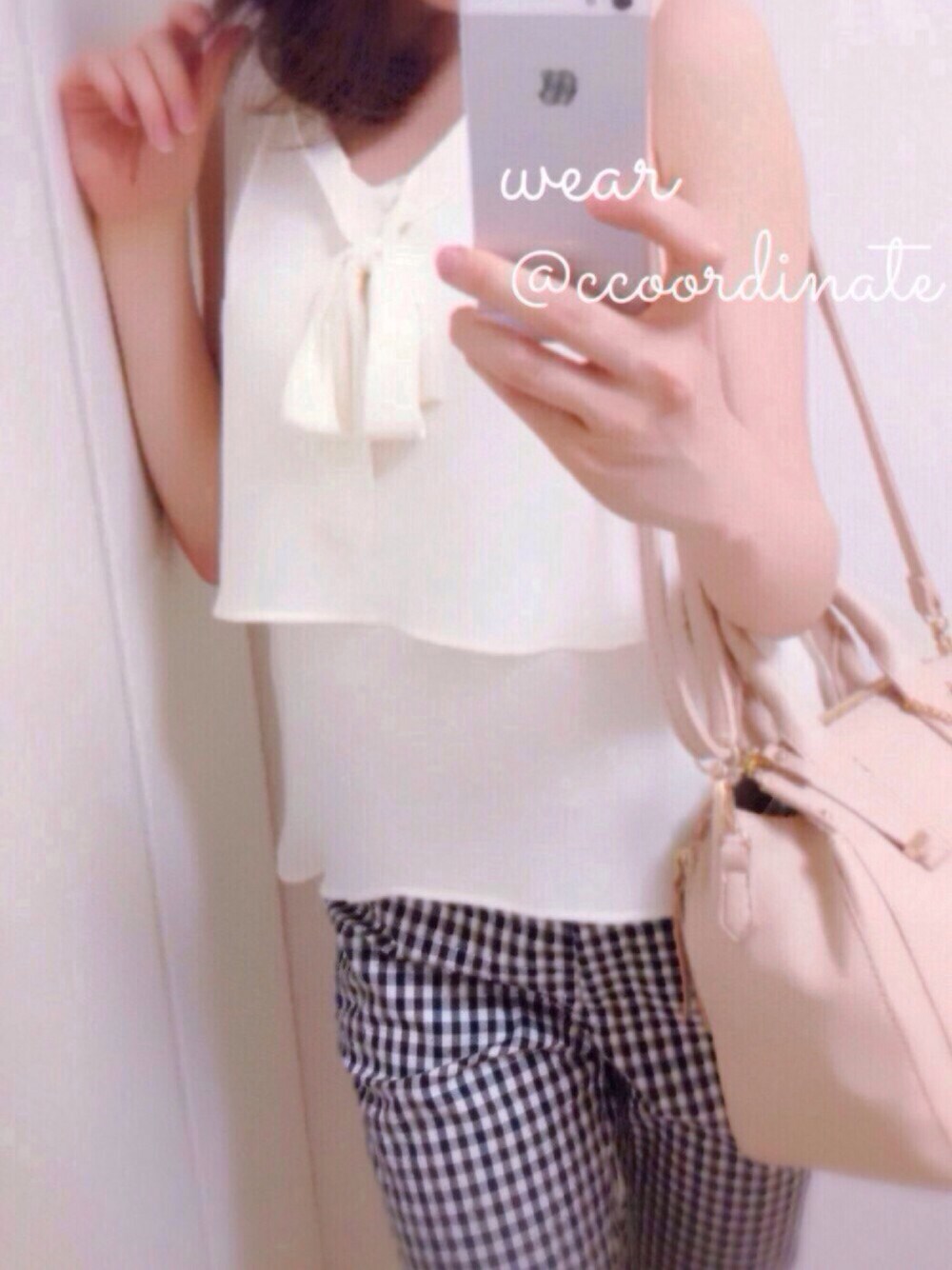 ブルー系のカーゴパンツを着用したレディースの秋コーディネートの1枚目の写真