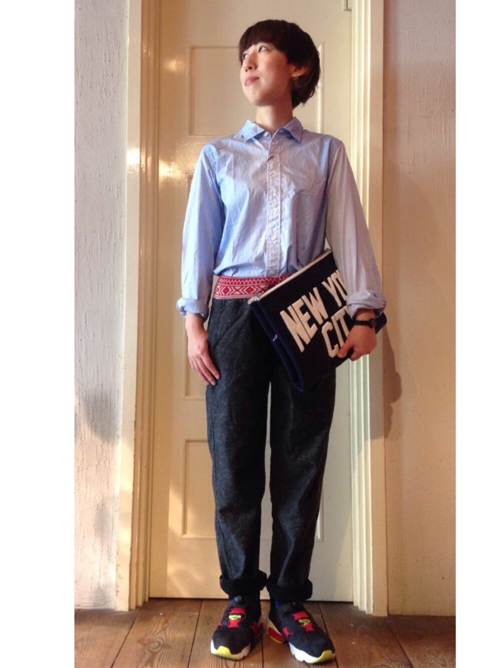 「brunaboinne、shirts、gotoHollywood、pants、matatabi、clutchbag」｜「BRUNABOINNEのアイテム（シャツ/ブラウス、ブルー系）」を使った、chimoさん（レディース・165cm）の秋コーディネートの1枚目の写真