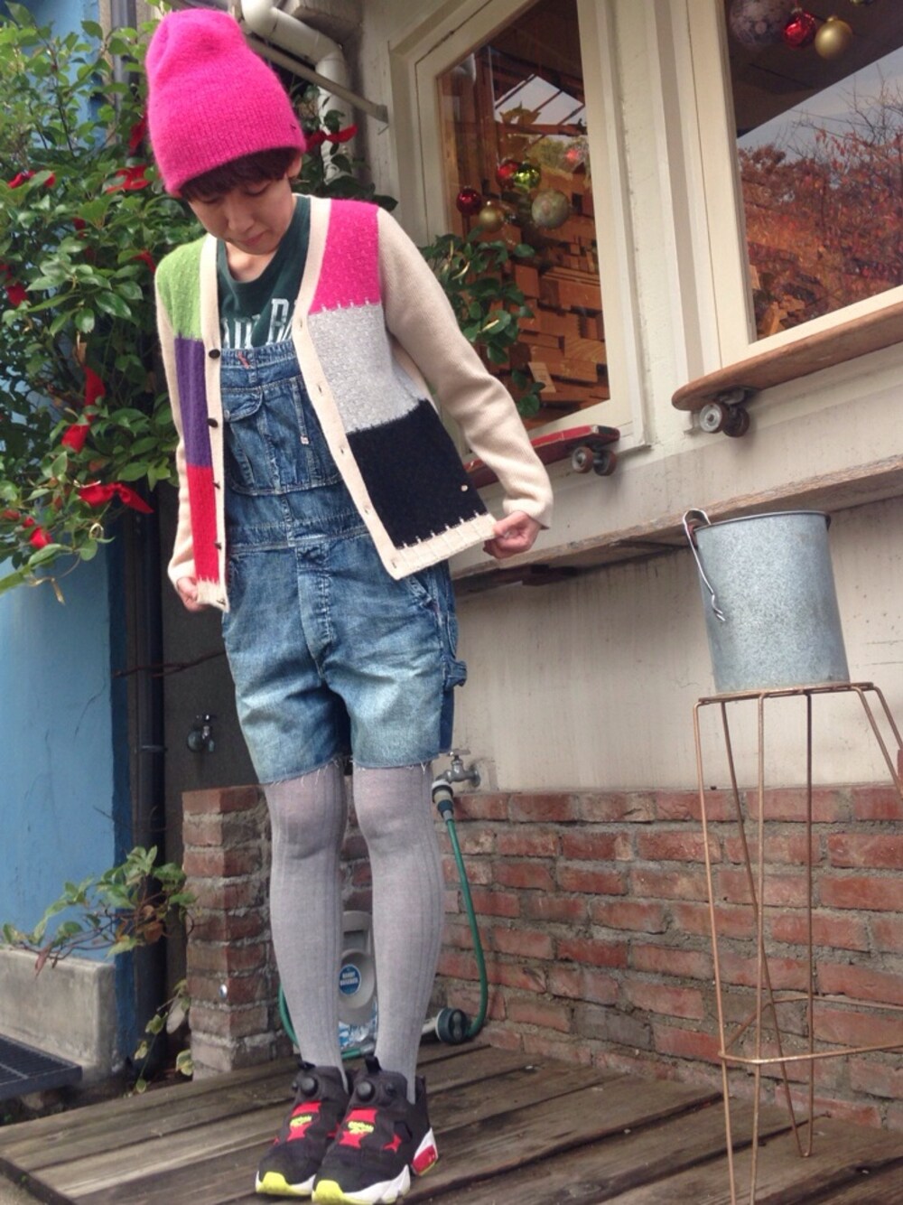 「gotoHollywood、cardigan、T-SHIRT、Overalls、KNIT CAP、chimotrove、chimo」｜「GO TO HOLLYWOODのアイテム（カーディガン/ボレロ、その他）」を使った、chimoさん（レディース・165cm）の冬コーディネートの1枚目の写真