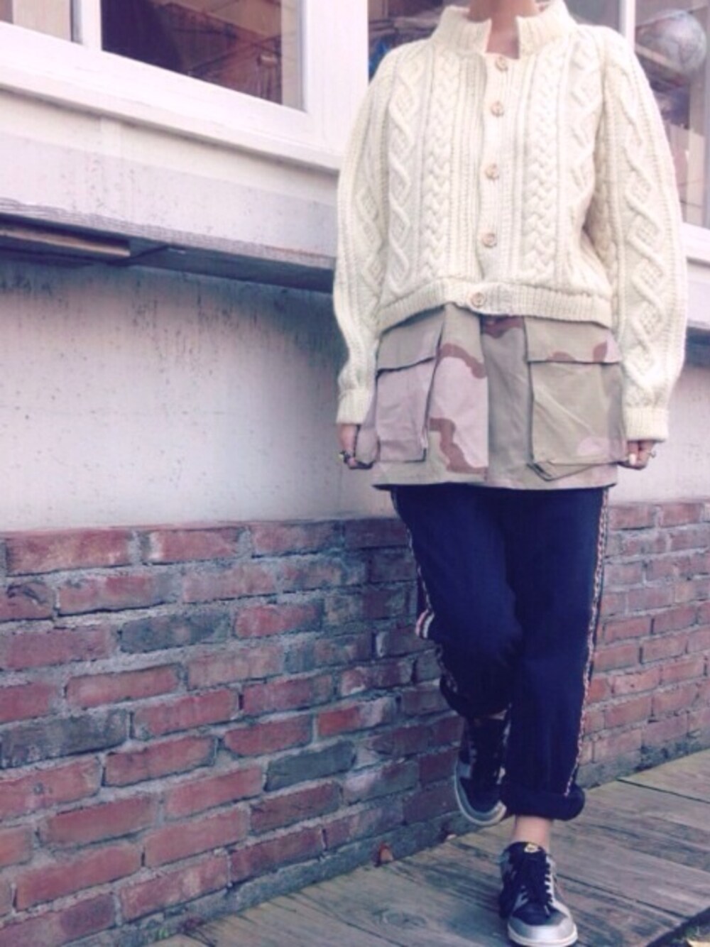 「77circa、knit、cardigan、camo、REMAKE、gotoHollywood、pants、chino、line、chimo」｜「77circaのcardigan（カーディガン/ボレロ、ホワイト系）」を使った、chimoさん（レディース・156cm）の冬コーディネートの1枚目の写真