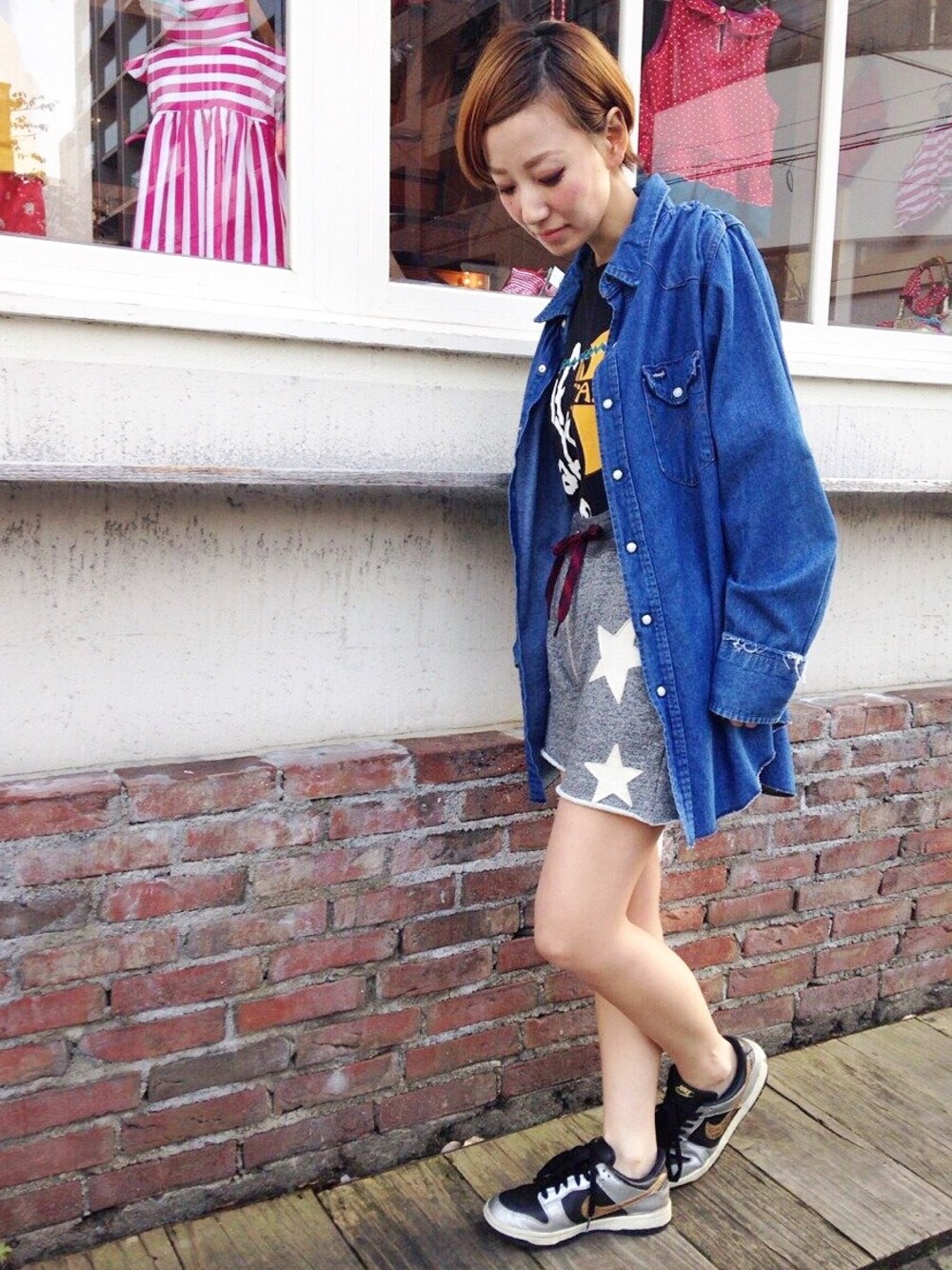 「デニム、ブルー、ワンピース、星柄、chimo、gotoHollywood、HURRAY HURRAY、77circa」｜「HURRAY HURRAYのアイテム（Tシャツ/カットソー、ブラック系）」を使った、chimoさん（レディース・156cm）の春コーディネートの1枚目の写真