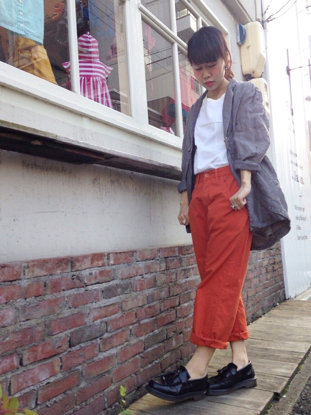「chimo、gotoHollywood、HURRAY HURRAY、brunaboinne、オレンジ」｜「HURRAY HURRAYのアイテム（Tシャツ/カットソー、ホワイト系）」を使った、chimoさん（レディース・156cm）の春コーディネートの1枚目の写真