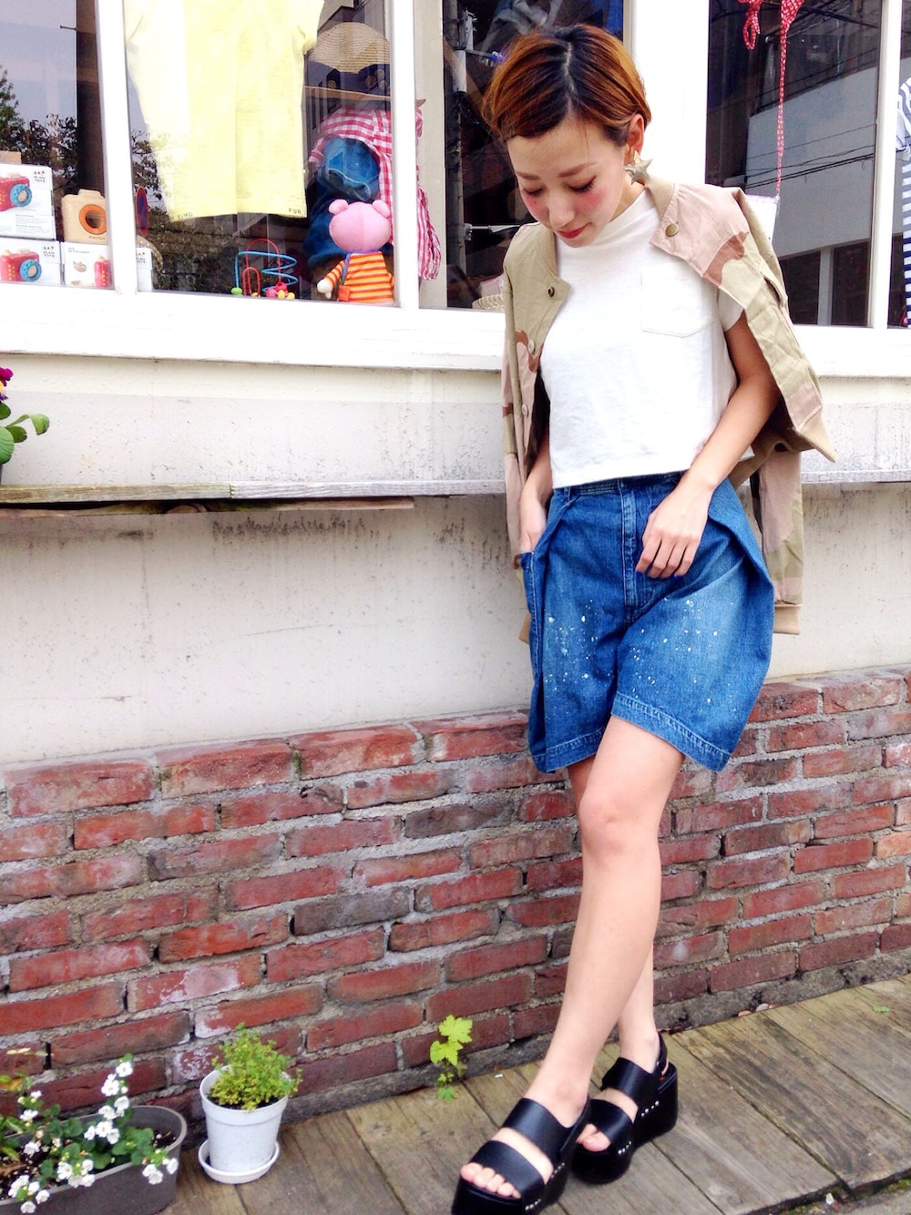 「gotoHollywood、Tshirts、shortpants、77circa」｜「GO TO HOLLYWOODのアイテム（Tシャツ/カットソー、ホワイト系）」を使った、chimoさん（レディース・156cm）の春コーディネートの1枚目の写真