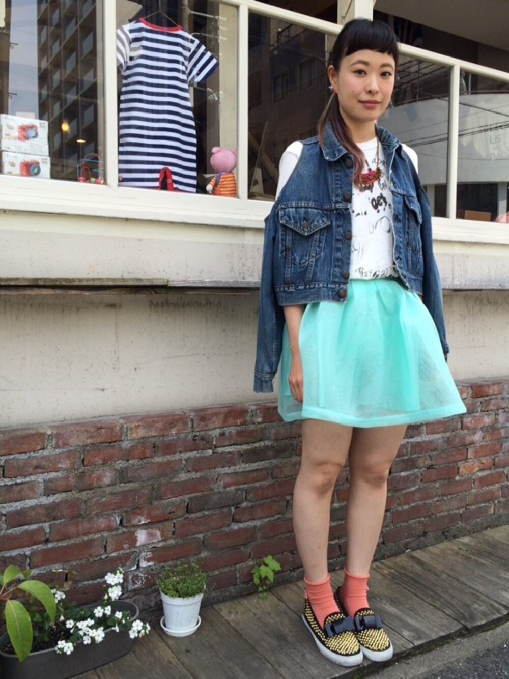 「chimo、gotoHollywood、daydream nation、スカート、skirt」｜「GO TO HOLLYWOODのアイテム（Tシャツ/カットソー、ホワイト系）」を使った、chimoさん（レディース・158cm）の春コーディネートの1枚目の写真