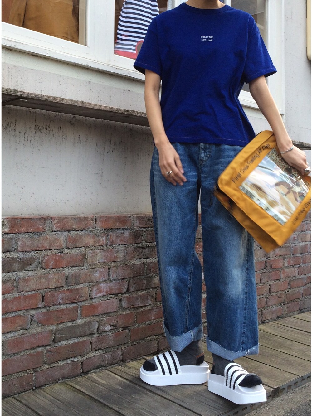 「chimo、gotoHollywood、Tシャツ、デニム、クラッチバッグ、サンダル、adidas」｜「GO TO HOLLYWOODのアイテム（Tシャツ/カットソー、ブルー系）」を使った、chimoさん（レディース・156cm）の春コーディネートの1枚目の写真