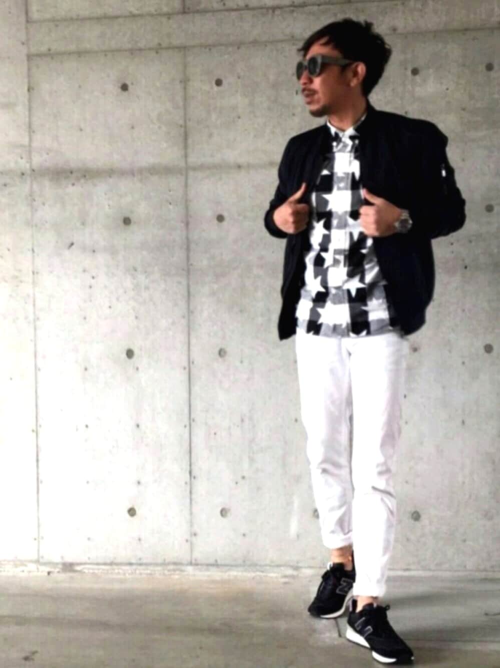 ブラック系のミリタリージャケット、ホワイト系のシャツ/ブラウス、ホワイト系のデニムパンツを着用したメンズの冬コーディネートの1枚目の写真